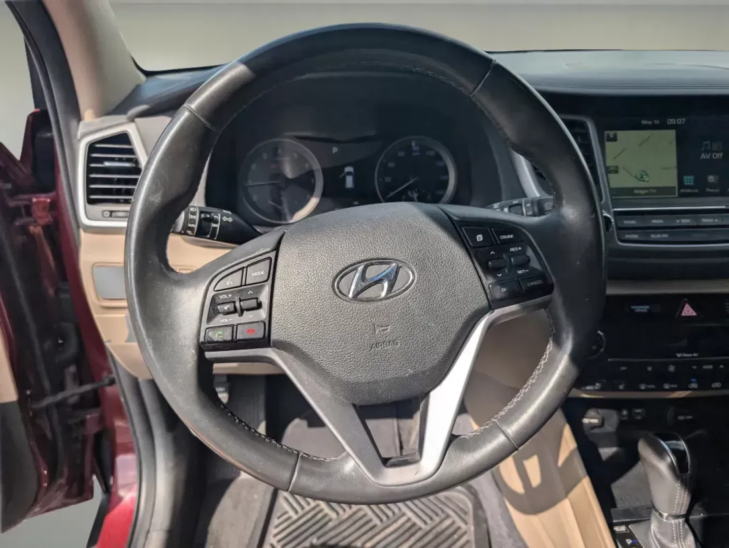 2016 /Beige Hyundai Tucson Limited (KM8J33A20GU) with an Intercooled Turbo Regular Unleaded I-4 1.6 L/97 engine, 7-Speed Auto-Shift Manual w/OD transmission, located at 3959 U.S. 80 W, Phenix City, AL, 36870, (334) 297-4885, 32.469296, -85.135185 - 2016 Hyundai Tucson Limited - Photo#16