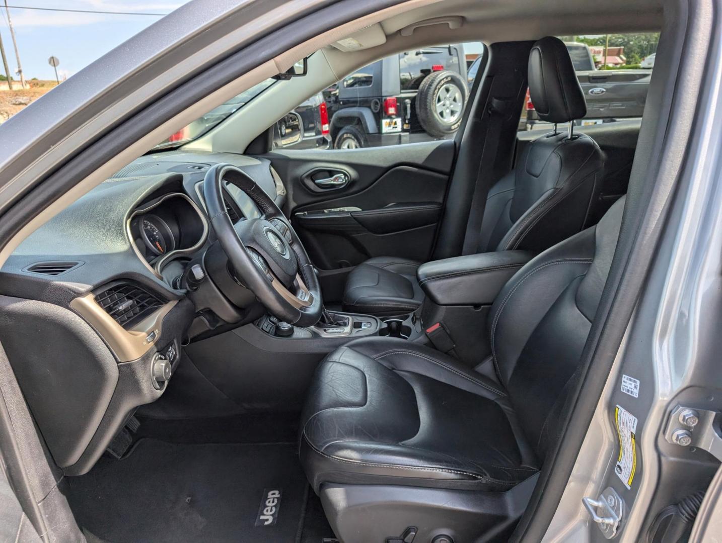 2016 /Black Jeep Cherokee Limited (1C4PJMDB8GW) with an Regular Unleaded I-4 2.4 L/144 engine, 9-Speed Automatic w/OD transmission, located at 3959 U.S. 80 W, Phenix City, AL, 36870, (334) 297-4885, 32.469296, -85.135185 - 2016 Jeep Cherokee Limited - Photo#9