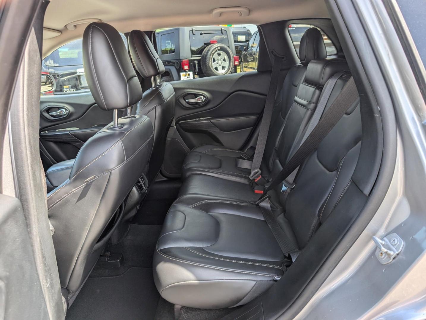 2016 /Black Jeep Cherokee Limited (1C4PJMDB8GW) with an Regular Unleaded I-4 2.4 L/144 engine, 9-Speed Automatic w/OD transmission, located at 3959 U.S. 80 W, Phenix City, AL, 36870, (334) 297-4885, 32.469296, -85.135185 - 2016 Jeep Cherokee Limited - Photo#10
