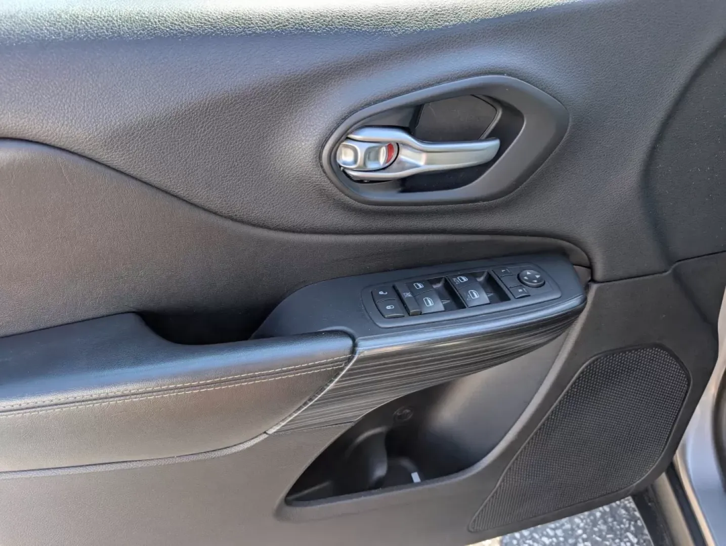 2016 /Black Jeep Cherokee Limited (1C4PJMDB8GW) with an Other engine, located at 3959 U.S. 80 W, Phenix City, AL, 36870, (334) 297-4885, 32.469296, -85.135185 - **Adventure Awaits with This 2016 Jeep Cherokee Limited Perfect for Your Active Lifestyle!**<br /> <br /> Are you ready to embark on your next adventure? Whether you're navigating the winding roads of Phenix City, AL, or taking the family on a weekend getaway, the 2016 Jeep Cherokee Limited is buil - Photo#8