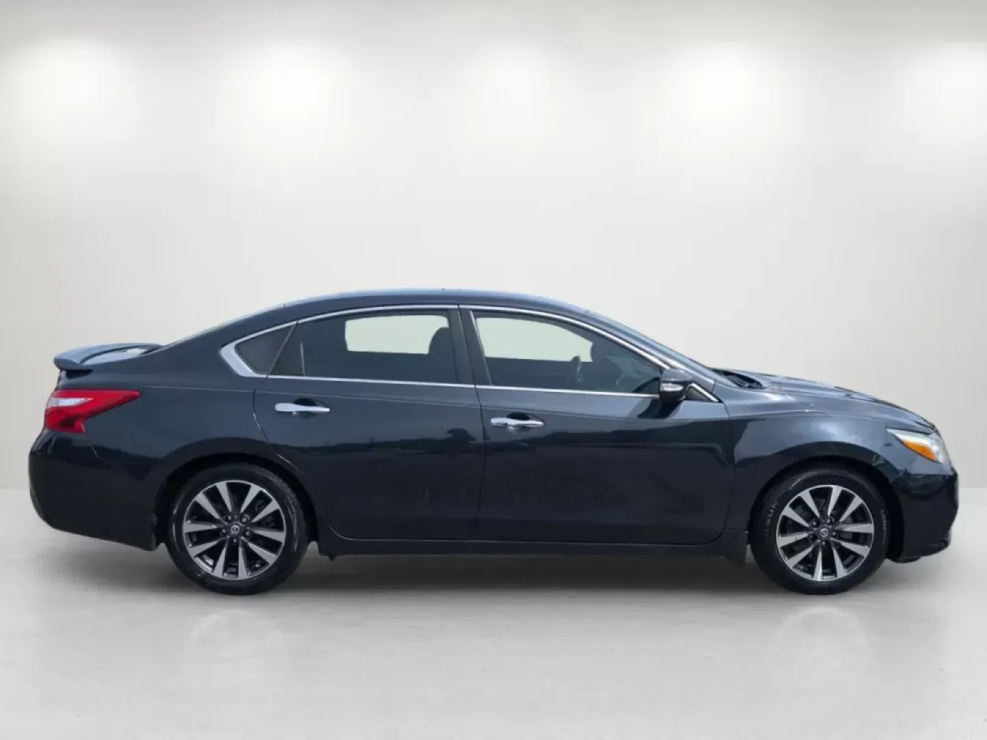 2016 /Charcoal Nissan Altima 2.5 SL (1N4AL3AP4GC) with an Regular Unleaded I-4 2.5 L/152 engine, 1-Speed CVT w/OD transmission, located at 7000 Northlake Connector, Columbus, GA, 31904, (706) 987-8085, 32.524975, -84.978134 - 2016 Nissan Altima 2.5 SL - Photo#3
