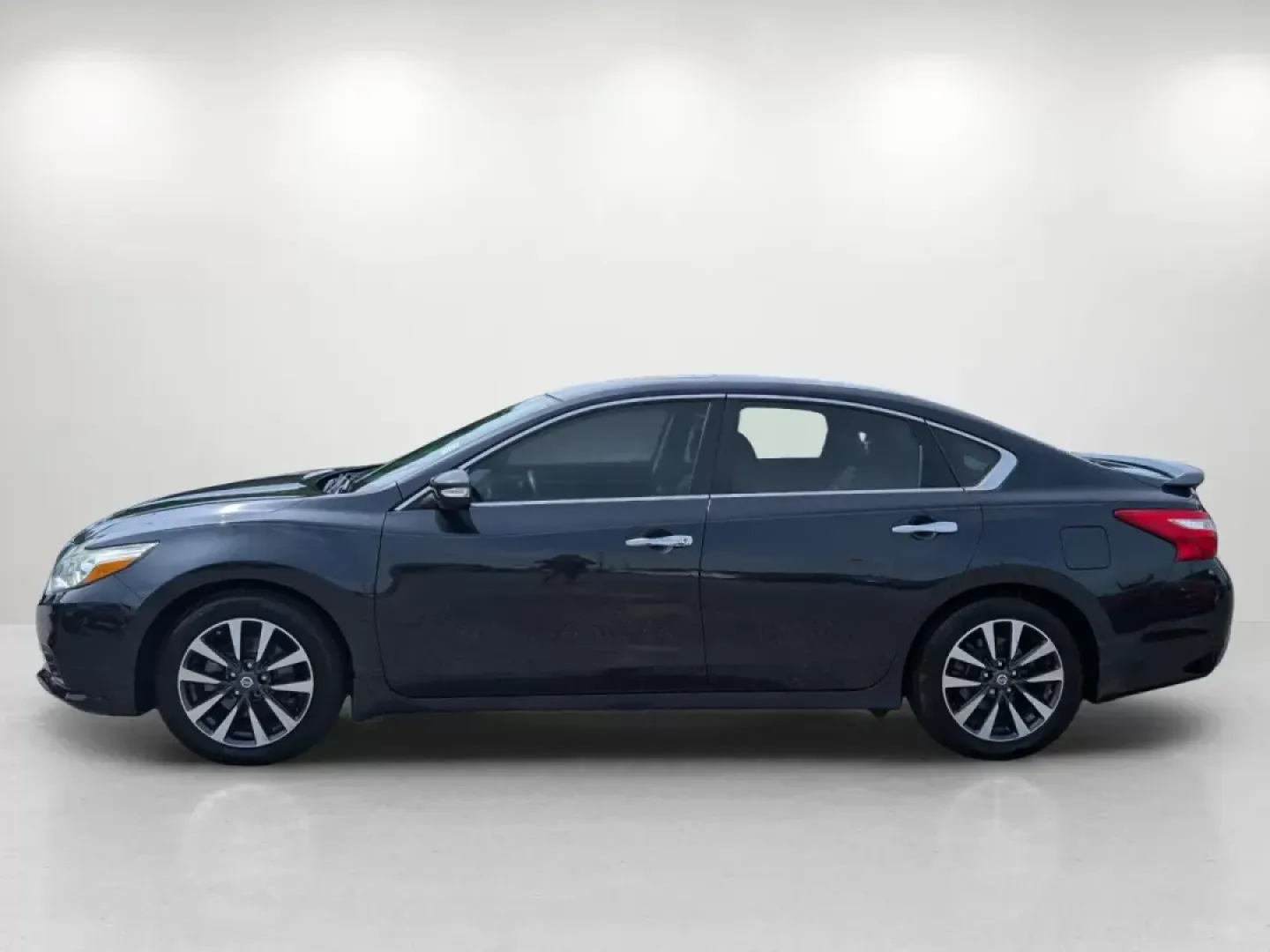 2016 /Charcoal Nissan Altima 2.5 SL (1N4AL3AP4GC) with an Regular Unleaded I-4 2.5 L/152 engine, 1-Speed CVT w/OD transmission, located at 7000 Northlake Connector, Columbus, GA, 31904, (706) 987-8085, 32.524975, -84.978134 - 2016 Nissan Altima 2.5 SL - Photo#7