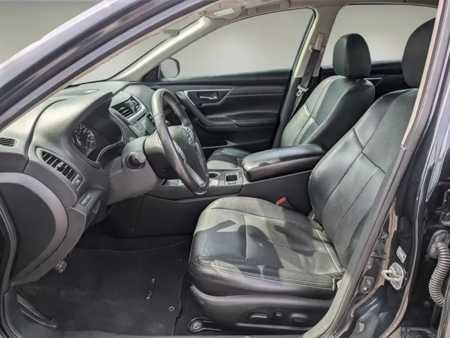 2016 /Charcoal Nissan Altima 2.5 SL (1N4AL3AP4GC) with an Regular Unleaded I-4 2.5 L/152 engine, 1-Speed CVT w/OD transmission, located at 7000 Northlake Connector, Columbus, GA, 31904, (706) 987-8085, 32.524975, -84.978134 - 2016 Nissan Altima 2.5 SL - Photo#9