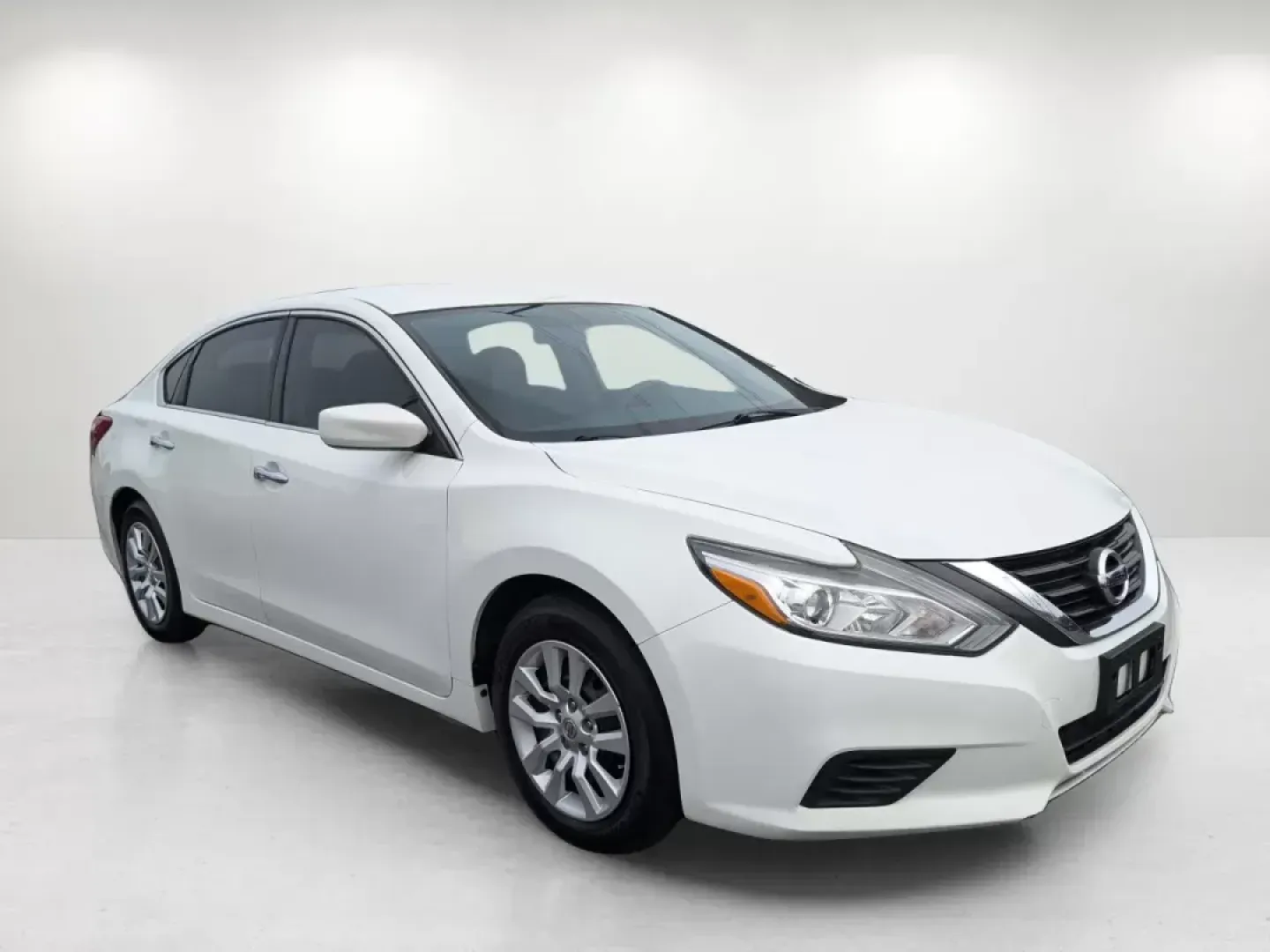 2016 Nissan Altima 2.5 (1N4AL3AP8GN) with an Regular Unleaded I-4 2.5 L/152 engine, 1-Speed CVT w/OD transmission, located at 3959 U.S. 80 W, Phenix City, AL, 36870, (334) 297-4885, 32.469296, -85.135185 - 2016 Nissan Altima 2.5 - Photo#2