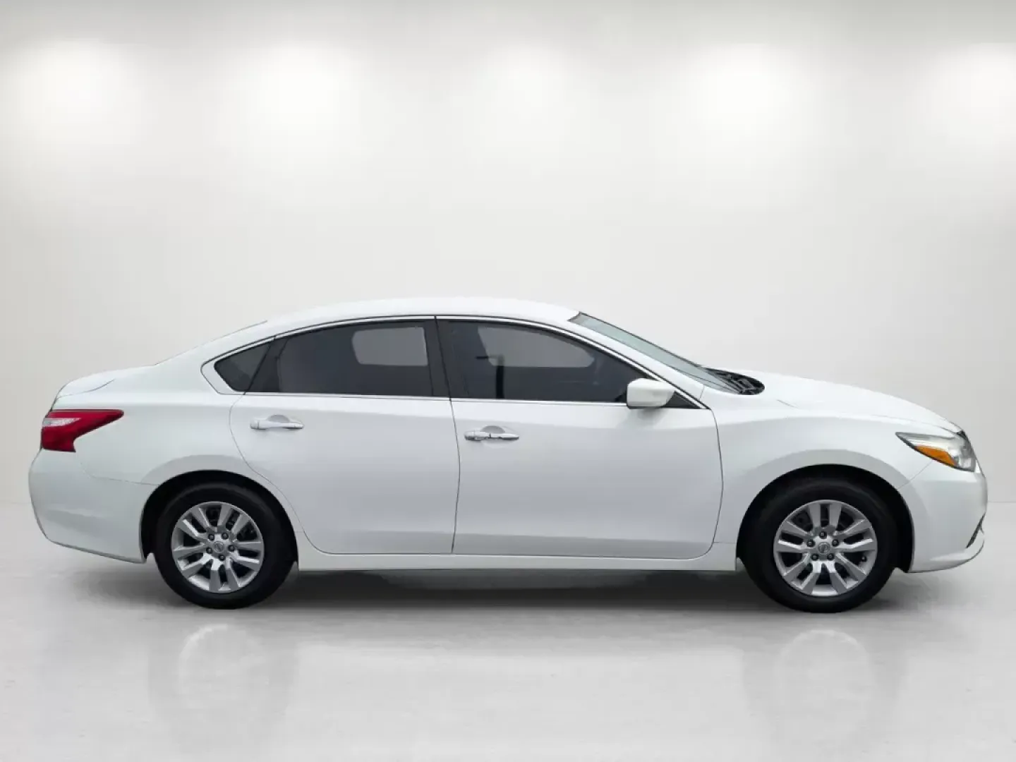 2016 Nissan Altima 2.5 (1N4AL3AP8GN) with an Regular Unleaded I-4 2.5 L/152 engine, 1-Speed CVT w/OD transmission, located at 3959 U.S. 80 W, Phenix City, AL, 36870, (334) 297-4885, 32.469296, -85.135185 - 2016 Nissan Altima 2.5 - Photo#3