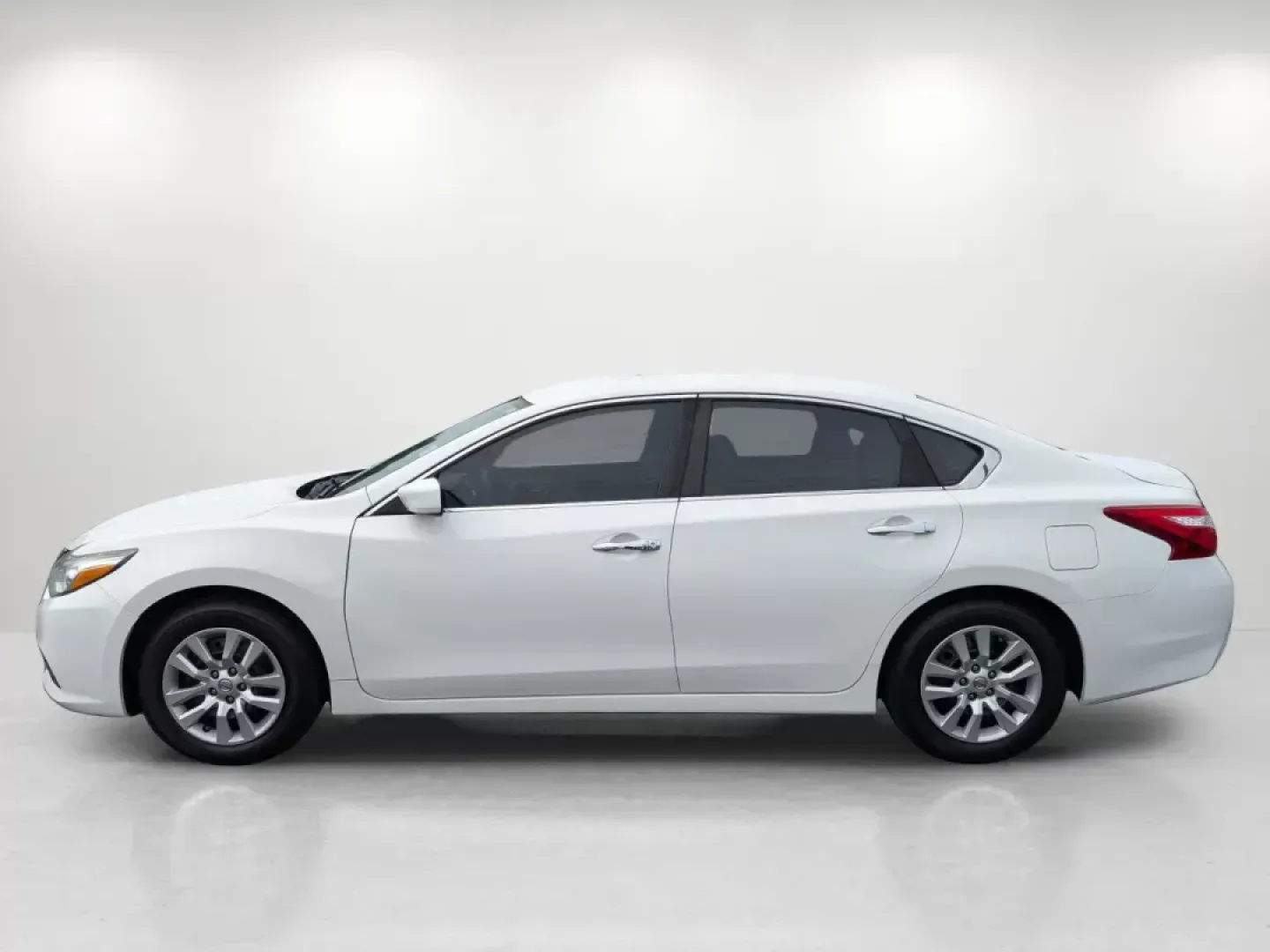 2016 Nissan Altima 2.5 (1N4AL3AP8GN) with an Regular Unleaded I-4 2.5 L/152 engine, 1-Speed CVT w/OD transmission, located at 3959 U.S. 80 W, Phenix City, AL, 36870, (334) 297-4885, 32.469296, -85.135185 - 2016 Nissan Altima 2.5 - Photo#7