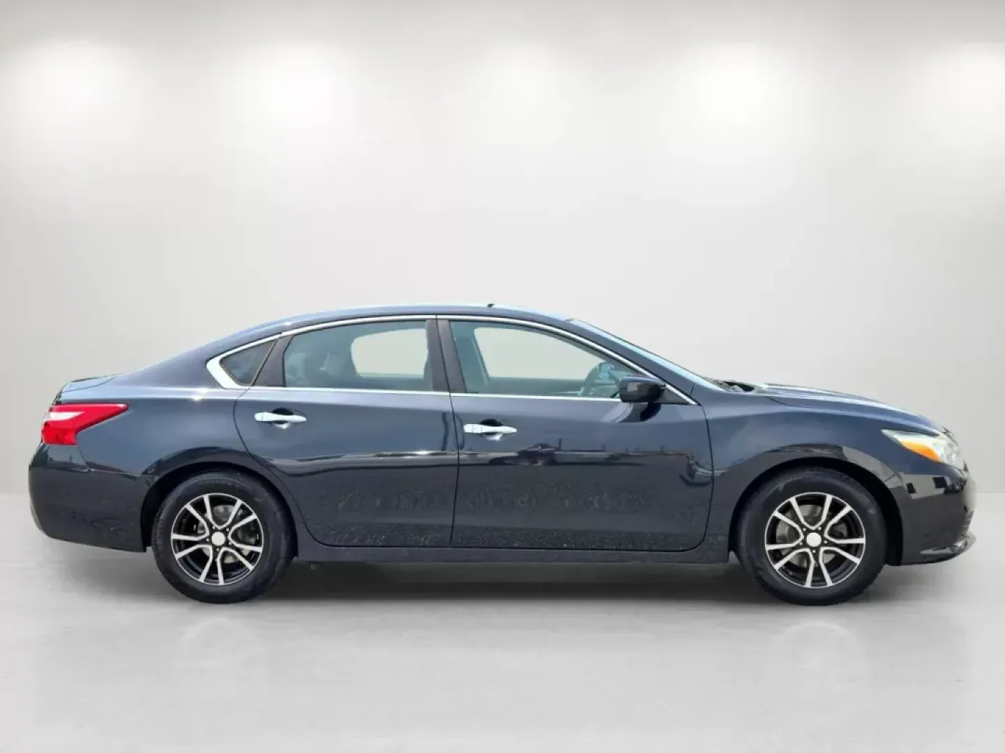 2016 Nissan Altima 2.5 (1N4AL3AP5GN) with an Other engine, located at 5115 14th Ave., Columbus, GA, 31904, (706) 323-0345, 32.511494, -84.971046 - **Your Ideal Commuter Car Awaits: 2016 Nissan Altima 2.5 at Gils Auto - Columbus**<br /> <br /> Are you seeking a reliable and stylish sedan that won't break the bank? Look no further! The 2016 Nissan Altima 2.5 is the perfect vehicle for budget-conscious buyers and families alike. With its comforta - Photo#3
