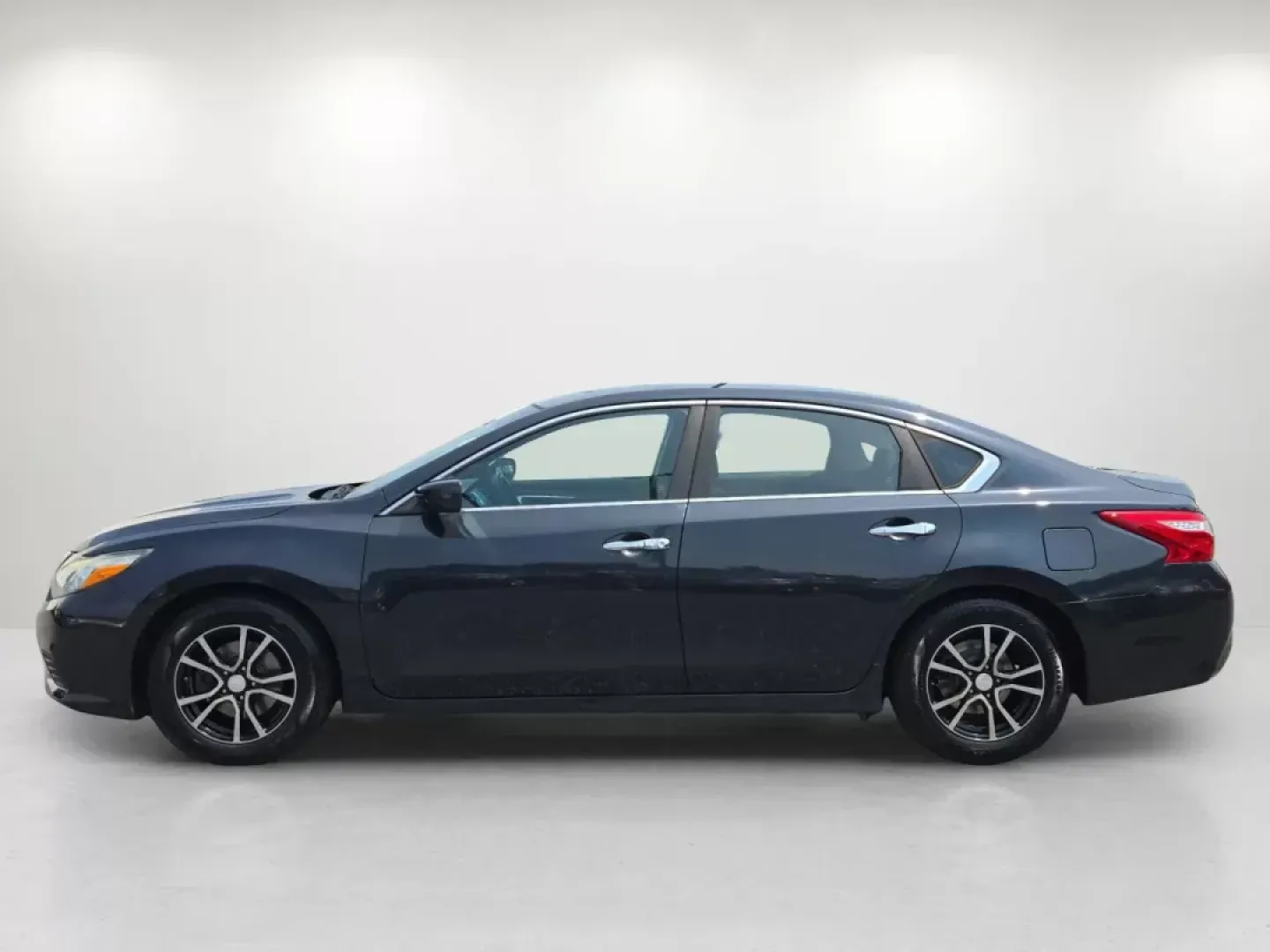 2016 Nissan Altima 2.5 (1N4AL3AP5GN) with an Other engine, located at 5115 14th Ave., Columbus, GA, 31904, (706) 323-0345, 32.511494, -84.971046 - **Your Ideal Commuter Car Awaits: 2016 Nissan Altima 2.5 at Gils Auto - Columbus**<br /> <br /> Are you seeking a reliable and stylish sedan that won't break the bank? Look no further! The 2016 Nissan Altima 2.5 is the perfect vehicle for budget-conscious buyers and families alike. With its comforta - Photo#7