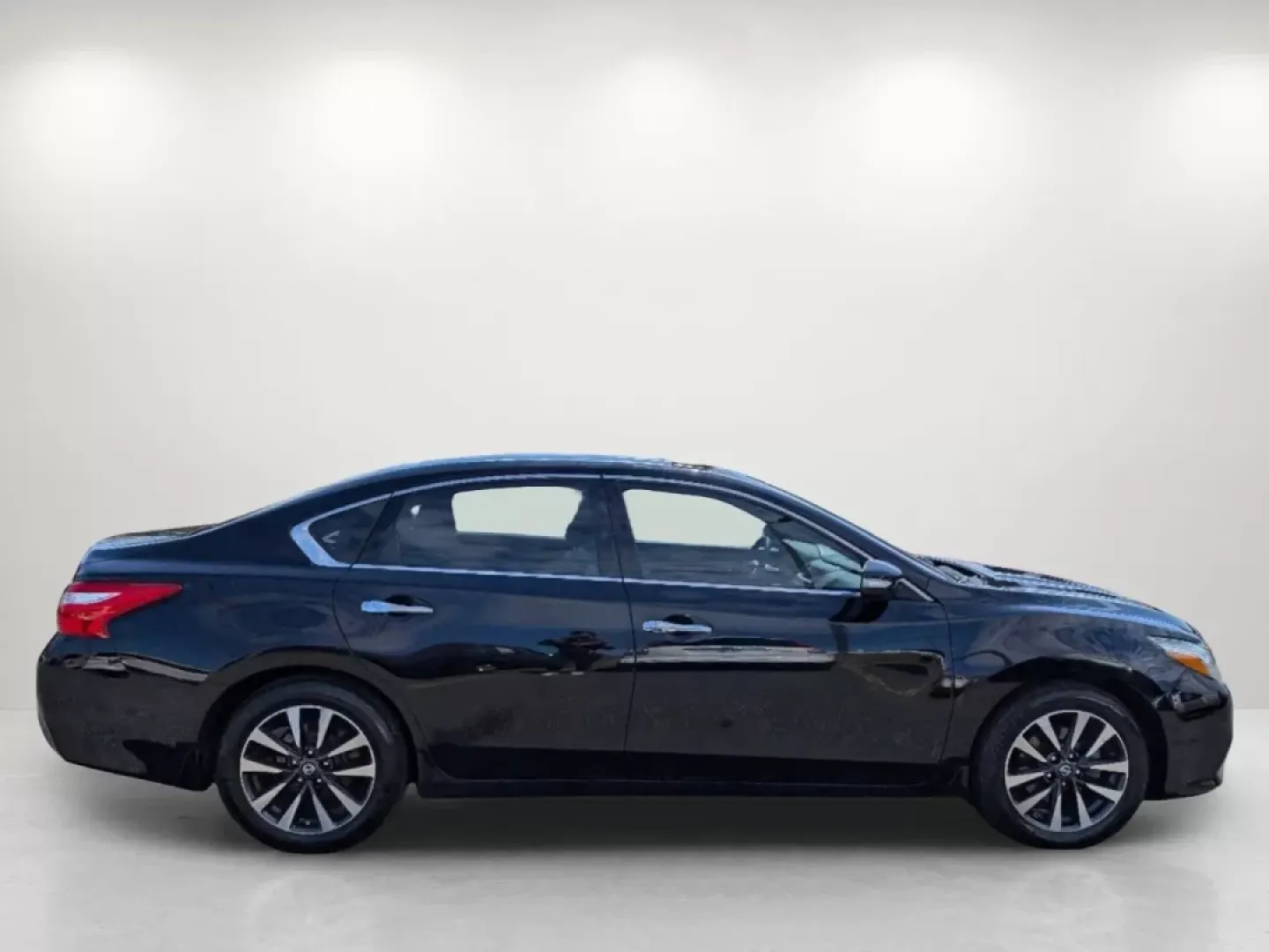 2016 /Charcoal Nissan Altima 2.5 SL (1N4AL3AP3GC) with an Other engine, located at 7000 Northlake Connector, Columbus, GA, 31904, (706) 987-8085, 32.524975, -84.978134 - **Experience Unmatched Comfort and Style with the 2016 Nissan Altima 2.5 SL!** <br /> <br /> Looking for a vehicle that seamlessly fits into your busy lifestyle? Whether you're commuting to work, shuttling the kids around, or taking weekend road trips, the 2016 Nissan Altima 2.5 SL is the perfect ch - Photo#3