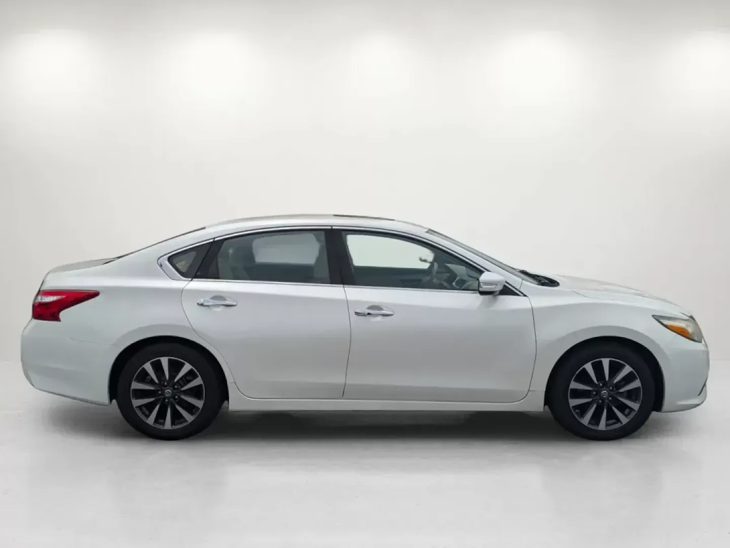 2016 /Beige Nissan Altima 2.5 SL (1N4AL3APXGC) with an Regular Unleaded I-4 2.5 L/152 engine, 1-Speed CVT w/OD transmission, located at 7000 Northlake Connector, Columbus, GA, 31904, (706) 987-8085, 32.524975, -84.978134 - 2016 Nissan Altima 2.5 SL - Photo#3