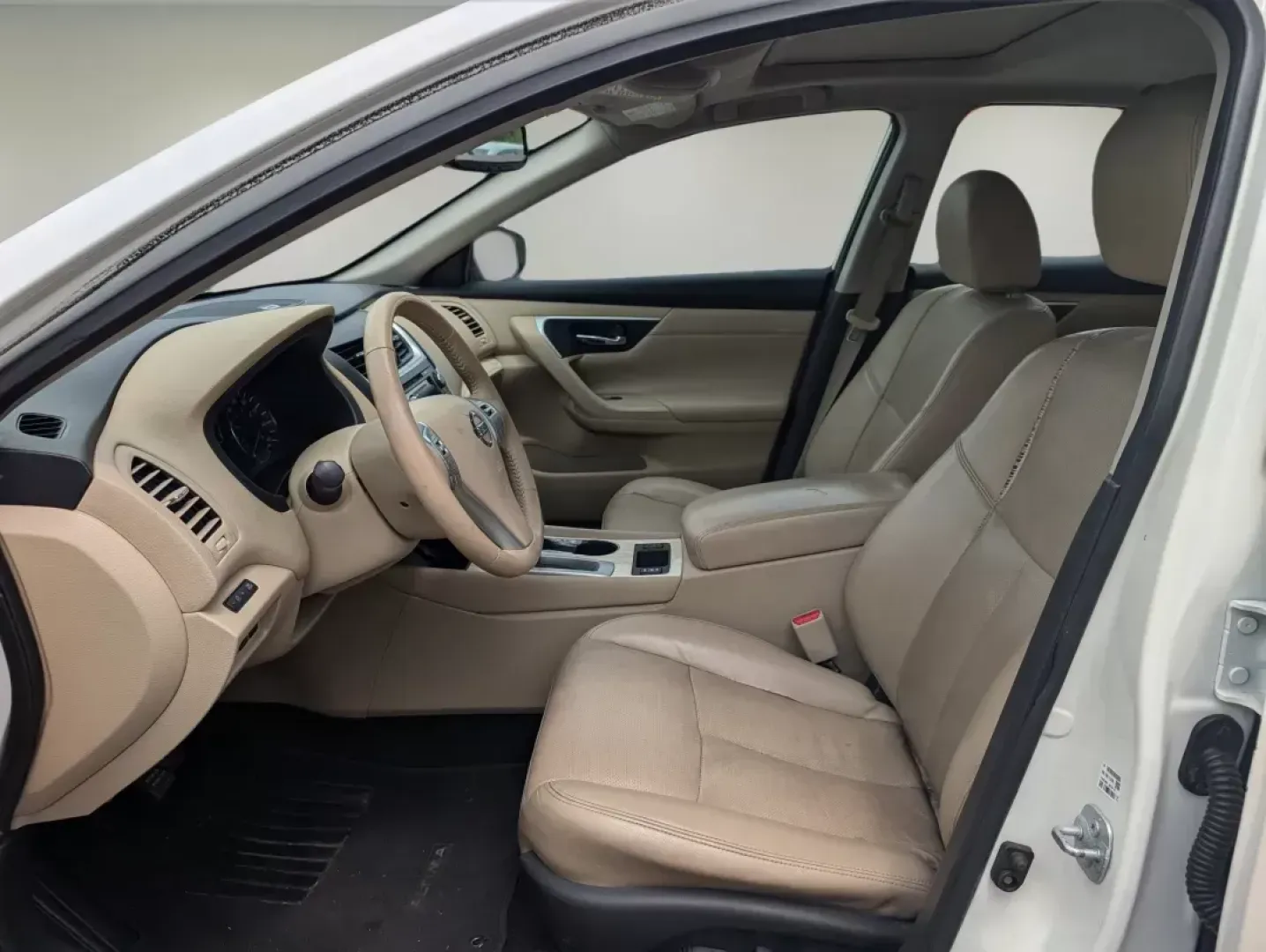2016 /Beige Nissan Altima 2.5 SL (1N4AL3APXGC) with an Regular Unleaded I-4 2.5 L/152 engine, 1-Speed CVT w/OD transmission, located at 7000 Northlake Connector, Columbus, GA, 31904, (706) 987-8085, 32.524975, -84.978134 - 2016 Nissan Altima 2.5 SL - Photo#9
