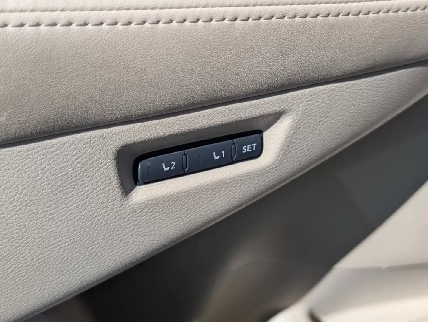 2016 /Beige Nissan Murano Platinum (5N1AZ2MG4GN) with an Other engine, located at 5115 14th Ave., Columbus, GA, 31904, (706) 323-0345, 32.511494, -84.971046 - Elevate your driving experience with the 2016 Nissan Murano Platinum, now available at Gils Auto in Phenix City, AL. Imagine cruising down the scenic U.S. 80 W, your family comfortably settled in the spacious interior of this stylish SUV, complete with luxurious beige leather-appointed seats and a p - Photo#10