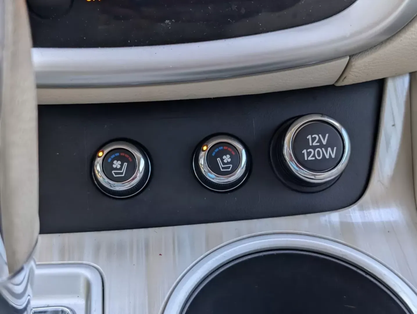 2016 /Beige Nissan Murano Platinum (5N1AZ2MG4GN) with an Other engine, located at 5115 14th Ave., Columbus, GA, 31904, (706) 323-0345, 32.511494, -84.971046 - Elevate your driving experience with the 2016 Nissan Murano Platinum, now available at Gils Auto in Phenix City, AL. Imagine cruising down the scenic U.S. 80 W, your family comfortably settled in the spacious interior of this stylish SUV, complete with luxurious beige leather-appointed seats and a p - Photo#17