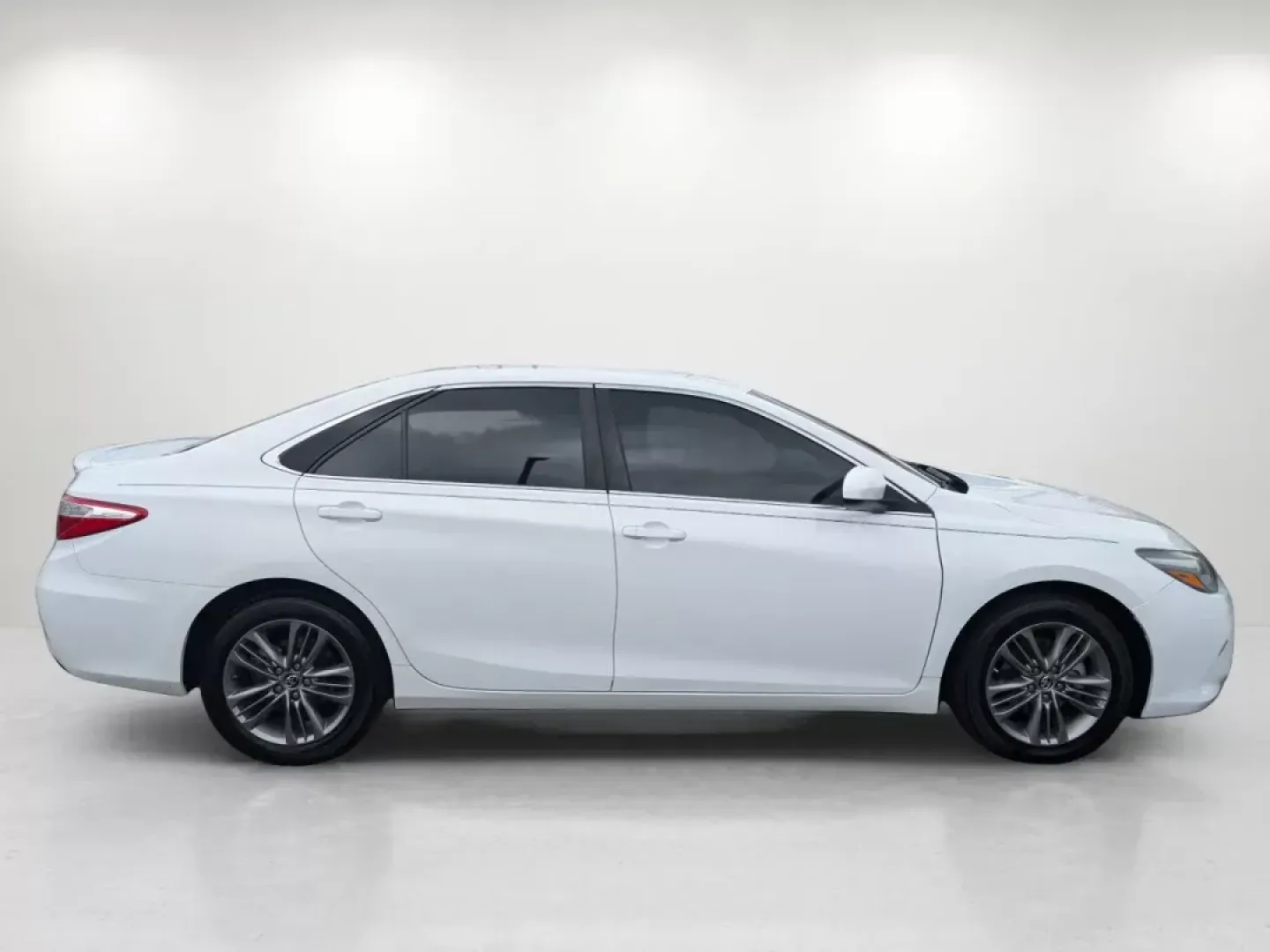 2016 Toyota Camry SE (4T1BF1FK5GU) with an Regular Unleaded I-4 2.5 L/152 engine, 6-Speed Automatic w/OD transmission, located at 521 Old Farm Lane Rd, Prattville, AL, 36066, (334) 325-1505, 32.482460, -86.416367 - 2016 Toyota Camry SE - Photo#3