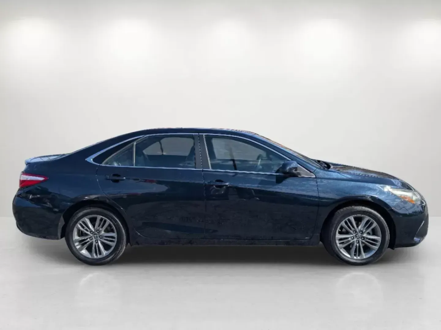 2016 Toyota Camry SE (4T1BF1FK7GU) with an Regular Unleaded I-4 2.5 L/152 engine, 6-Speed Automatic w/OD transmission, located at 7000 Northlake Connector, Columbus, GA, 31904, (706) 987-8085, 32.524975, -84.978134 - 2016 Toyota Camry SE - Photo#4
