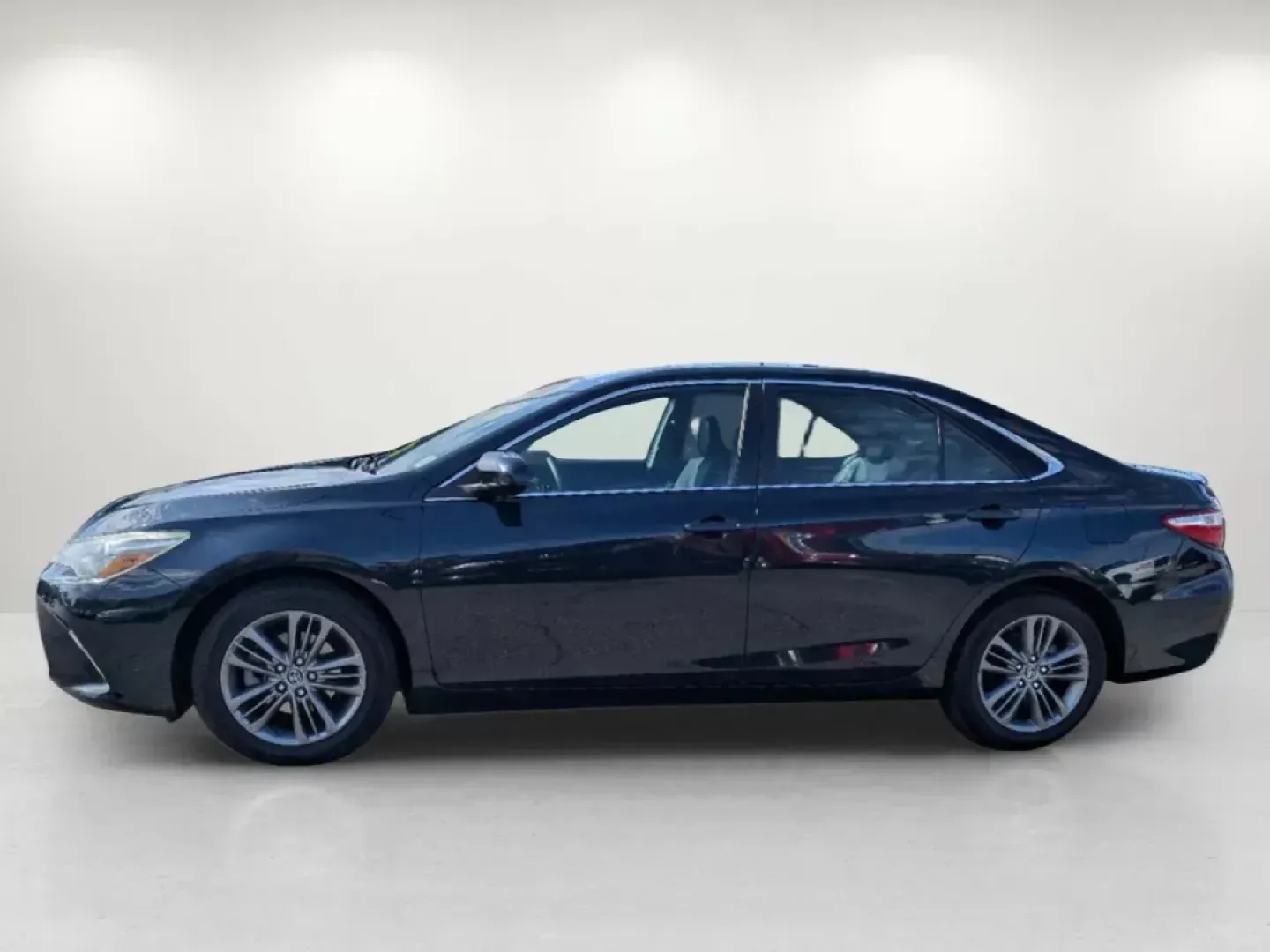 2016 Toyota Camry SE (4T1BF1FK7GU) with an Regular Unleaded I-4 2.5 L/152 engine, 6-Speed Automatic w/OD transmission, located at 7000 Northlake Connector, Columbus, GA, 31904, (706) 987-8085, 32.524975, -84.978134 - 2016 Toyota Camry SE - Photo#8