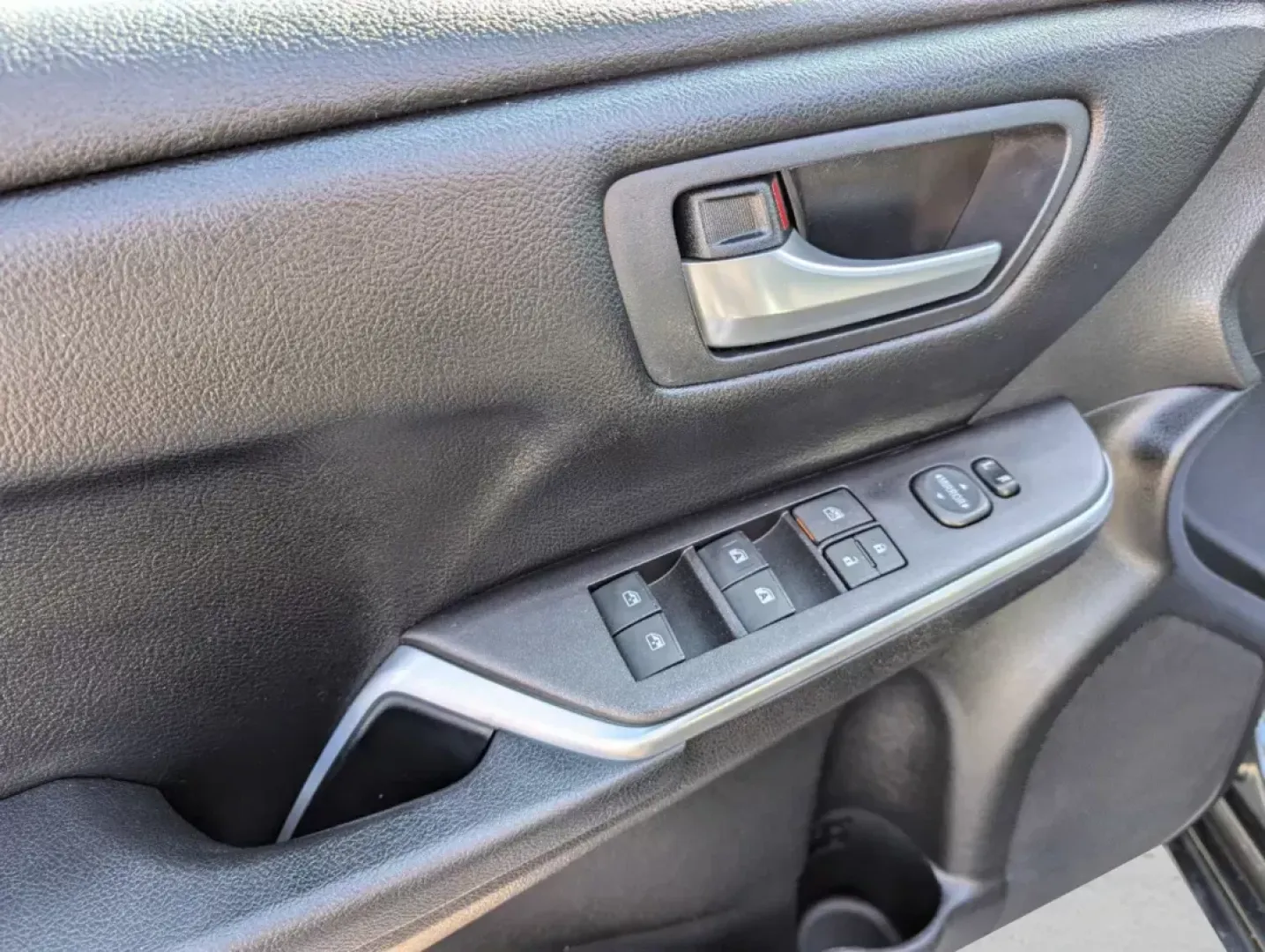 2016 Toyota Camry SE (4T1BF1FK7GU) with an Regular Unleaded I-4 2.5 L/152 engine, 6-Speed Automatic w/OD transmission, located at 7000 Northlake Connector, Columbus, GA, 31904, (706) 987-8085, 32.524975, -84.978134 - 2016 Toyota Camry SE - Photo#9