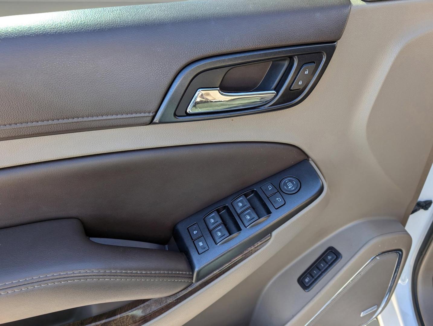 2017 /Cocoa/Dune Chevrolet Suburban LT (1GNSCHKC8HR) with an Gas/Ethanol V8 5.3L/ engine, 6-Speed Automatic transmission, located at 7000 Northlake Connector, Columbus, GA, 31904, (706) 987-8085, 32.524975, -84.978134 - 2017 Chevrolet Suburban LT - Photo#8