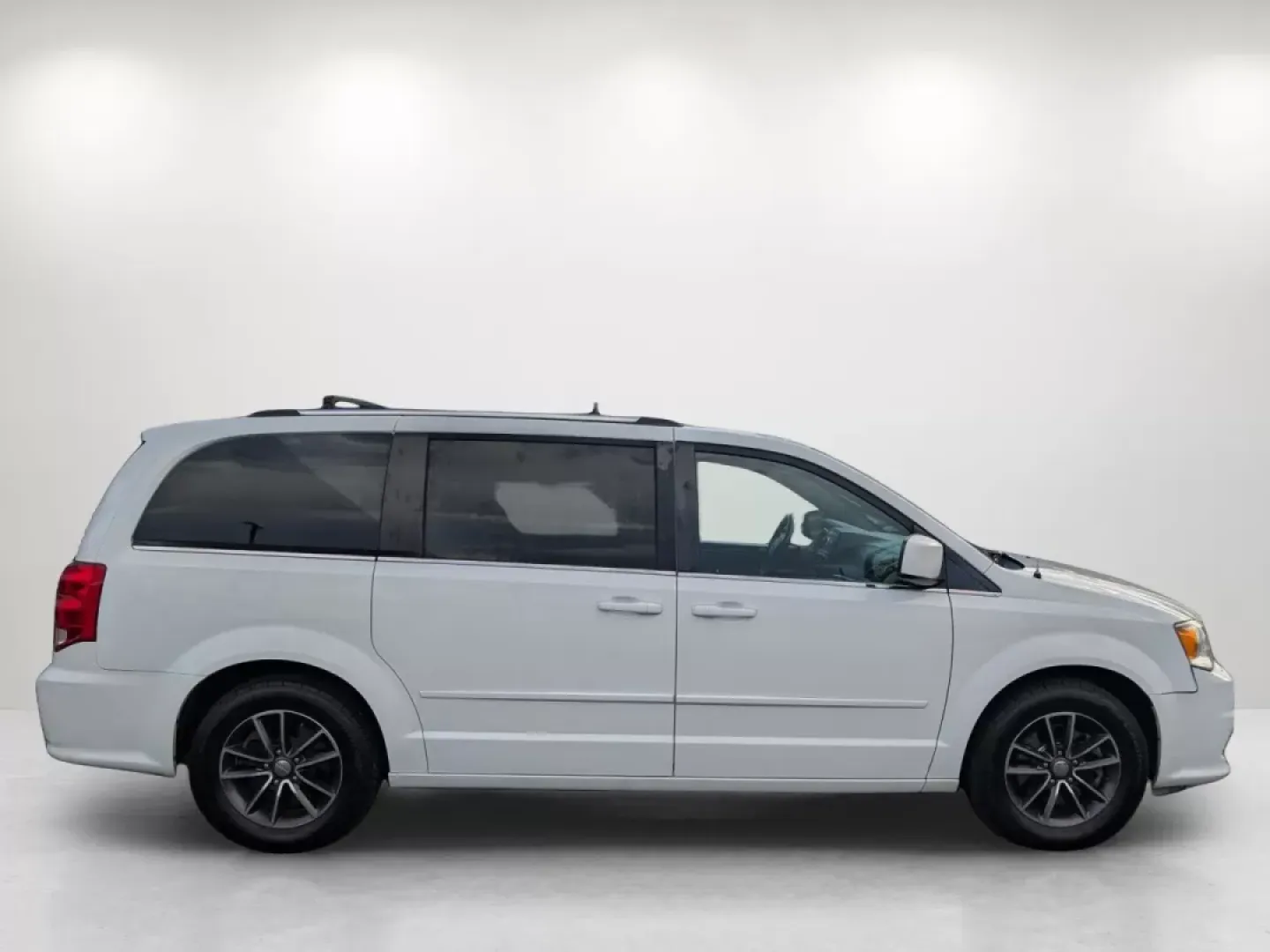 2017 /Black/Light Graystone Dodge Grand Caravan SXT (2C4RDGCG1HR) with an Other engine, located at 3959 U.S. 80 W, Phenix City, AL, 36870, (334) 297-4885, 32.469296, -85.135185 - ### Experience Family Adventures in the 2017 Dodge Grand Caravan SXT!<br /> <br /> Are you looking for the perfect vehicle that can comfortably accommodate your growing family or serve as your reliable daily driver? Look no further than the 2017 Dodge Grand Caravan SXT, available now at Gils Auto in - Photo#3