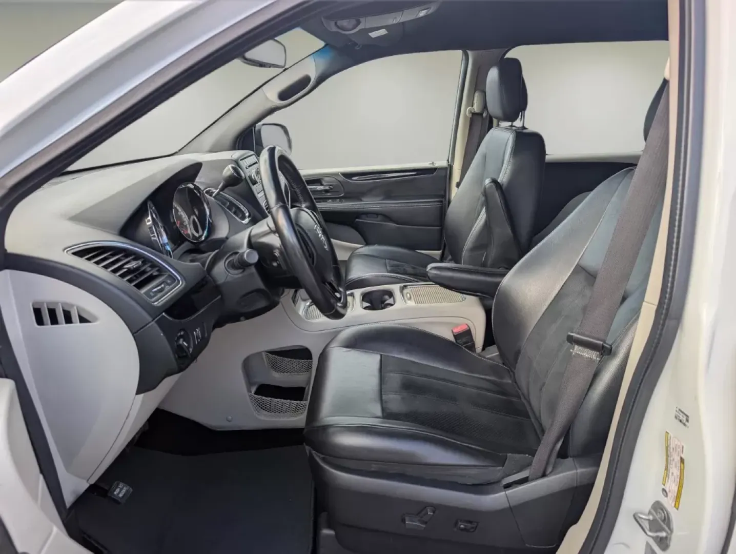 2017 /Black/Light Graystone Dodge Grand Caravan SXT (2C4RDGCG1HR) with an Other engine, located at 3959 U.S. 80 W, Phenix City, AL, 36870, (334) 297-4885, 32.469296, -85.135185 - ### Experience Family Adventures in the 2017 Dodge Grand Caravan SXT!<br /> <br /> Are you looking for the perfect vehicle that can comfortably accommodate your growing family or serve as your reliable daily driver? Look no further than the 2017 Dodge Grand Caravan SXT, available now at Gils Auto in - Photo#9