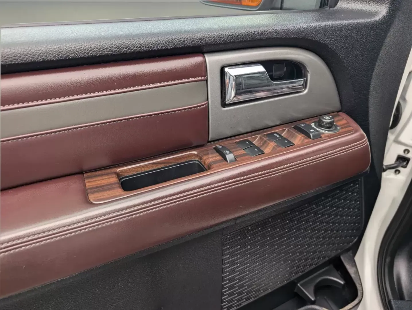 2017 Ford Expedition Platinum (1FMJU1LT8HE) with an Other engine, located at 5115 14th Ave., Columbus, GA, 31904, (706) 323-0345, 32.511494, -84.971046 - Discover the ultimate family SUV that combines power, luxury, and versatility-the 2017 Ford Expedition Platinum! Perfect for growing families and weekend adventures, this vehicle offers ample space, advanced safety features, and unmatched comfort. Whether you're embarking on a cross-country road tri - Photo#8