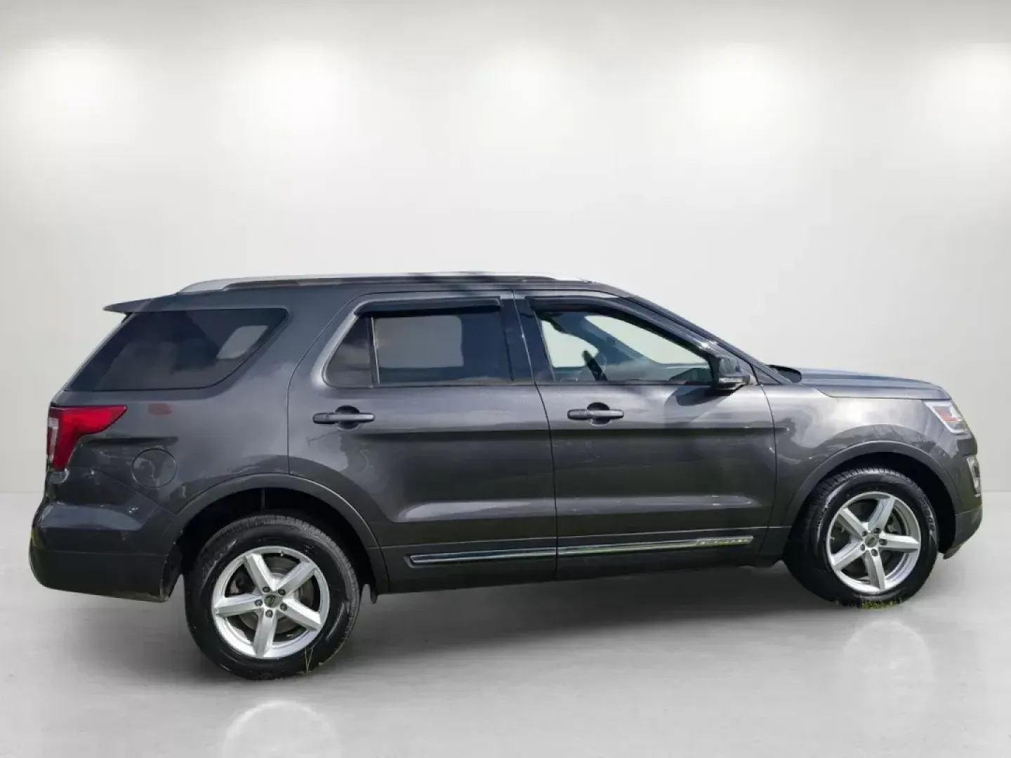 2017 Ford Explorer XLT (1FM5K8D83HG) with an Regular Unleaded V-6 3.5 L/213 engine, 6-Speed Automatic w/OD transmission, located at 3959 U.S. 80 W, Phenix City, AL, 36870, (334) 297-4885, 32.469296, -85.135185 - **Discover Your Next Adventure with the 2017 Ford Explorer XLT at Gils Auto - Phenix City!**<br /> <br /> Are you ready for a vehicle that can keep up with your active lifestyle? Whether you're shuttling kids to soccer practice, heading out for weekend getaways, or embarking on family road trips, th - Photo#4
