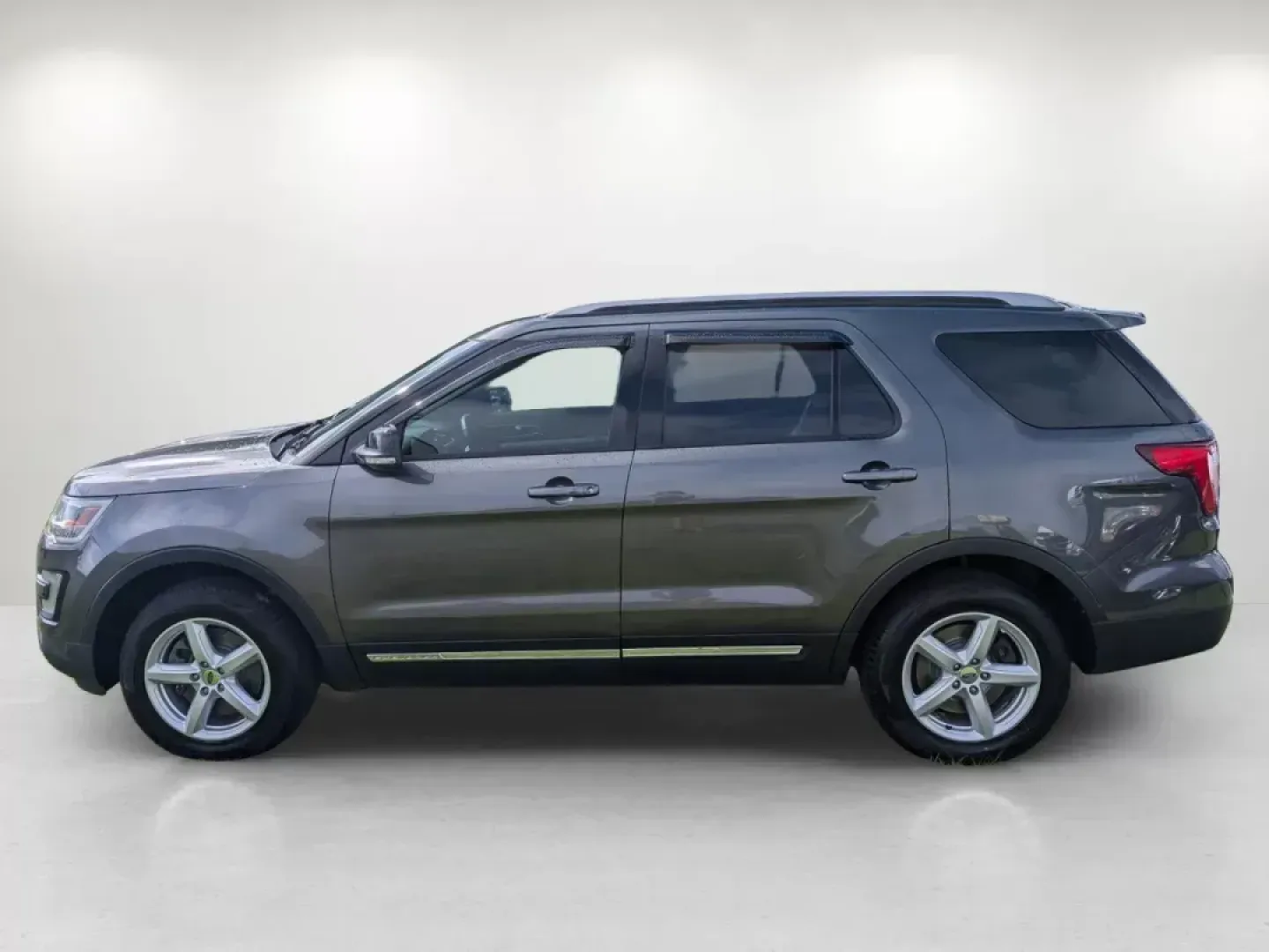 2017 Ford Explorer XLT (1FM5K8D83HG) with an Regular Unleaded V-6 3.5 L/213 engine, 6-Speed Automatic w/OD transmission, located at 3959 U.S. 80 W, Phenix City, AL, 36870, (334) 297-4885, 32.469296, -85.135185 - **Discover Your Next Adventure with the 2017 Ford Explorer XLT at Gils Auto - Phenix City!**<br /> <br /> Are you ready for a vehicle that can keep up with your active lifestyle? Whether you're shuttling kids to soccer practice, heading out for weekend getaways, or embarking on family road trips, th - Photo#8