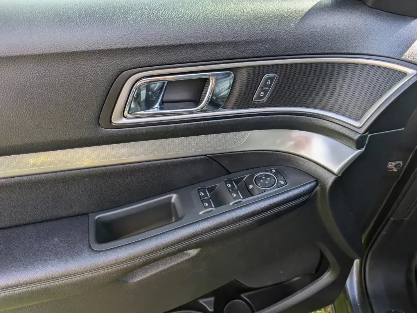 2017 Ford Explorer XLT (1FM5K8D83HG) with an Regular Unleaded V-6 3.5 L/213 engine, 6-Speed Automatic w/OD transmission, located at 3959 U.S. 80 W, Phenix City, AL, 36870, (334) 297-4885, 32.469296, -85.135185 - **Discover Your Next Adventure with the 2017 Ford Explorer XLT at Gils Auto - Phenix City!**<br /> <br /> Are you ready for a vehicle that can keep up with your active lifestyle? Whether you're shuttling kids to soccer practice, heading out for weekend getaways, or embarking on family road trips, th - Photo#9