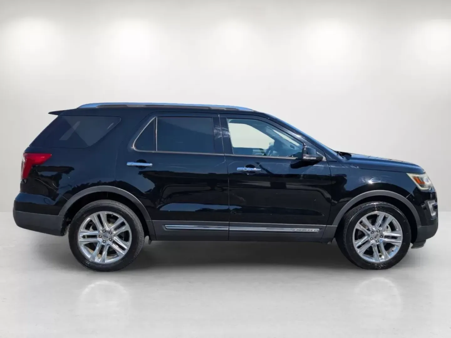 2017 Ford Explorer Limited (1FM5K7FH8HG) with an Other engine, located at 804 22nd Ave, Phenix City, AL, 36870, (334) 297-1860, 32.484749, -85.024475 - **Discover Adventure with the 2017 Ford Explorer Limited at Gils Auto - Phenix City #2!** <br /> <br /> Are you ready to elevate your lifestyle with a vehicle that combines comfort, versatility, and style? The 2017 Ford Explorer Limited is the perfect companion for family road trips, weekend getawa - Photo#4