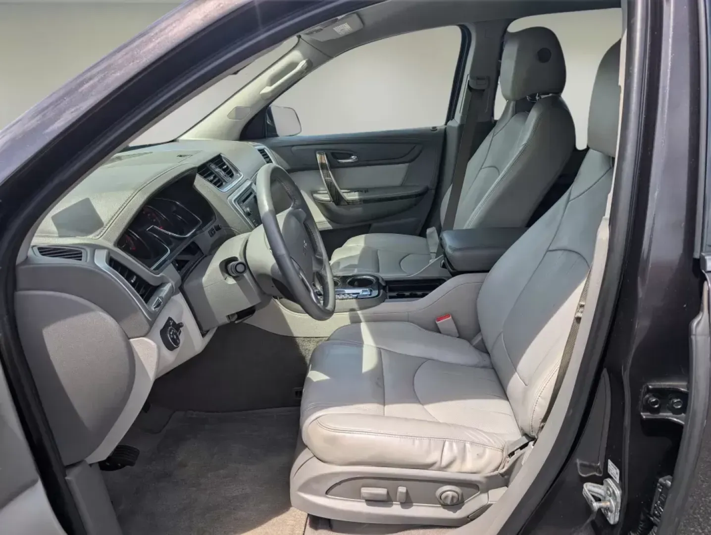 2017 /Light Titanium GMC Acadia Limited Limited (1GKKRSKD2HJ) with an Gas V6 3.6L/217 engine, 6-Speed Automatic transmission, located at 3959 U.S. 80 W, Phenix City, AL, 36870, (334) 297-4885, 32.469296, -85.135185 - 2017 GMC Acadia Limited Limited - Photo#9