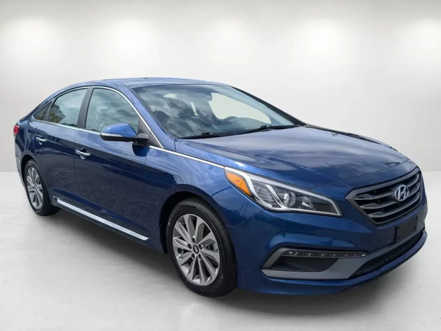 2017 /Gray Hyundai Sonata Sport (5NPE34AF3HH) with an Regular Unleaded I-4 2.4 L/144 engine, 6-Speed Automatic w/OD transmission, located at 804 22nd Ave, Phenix City, AL, 36870, (334) 297-1860, 32.484749, -85.024475 - 2017 Hyundai Sonata Sport - Photo#6