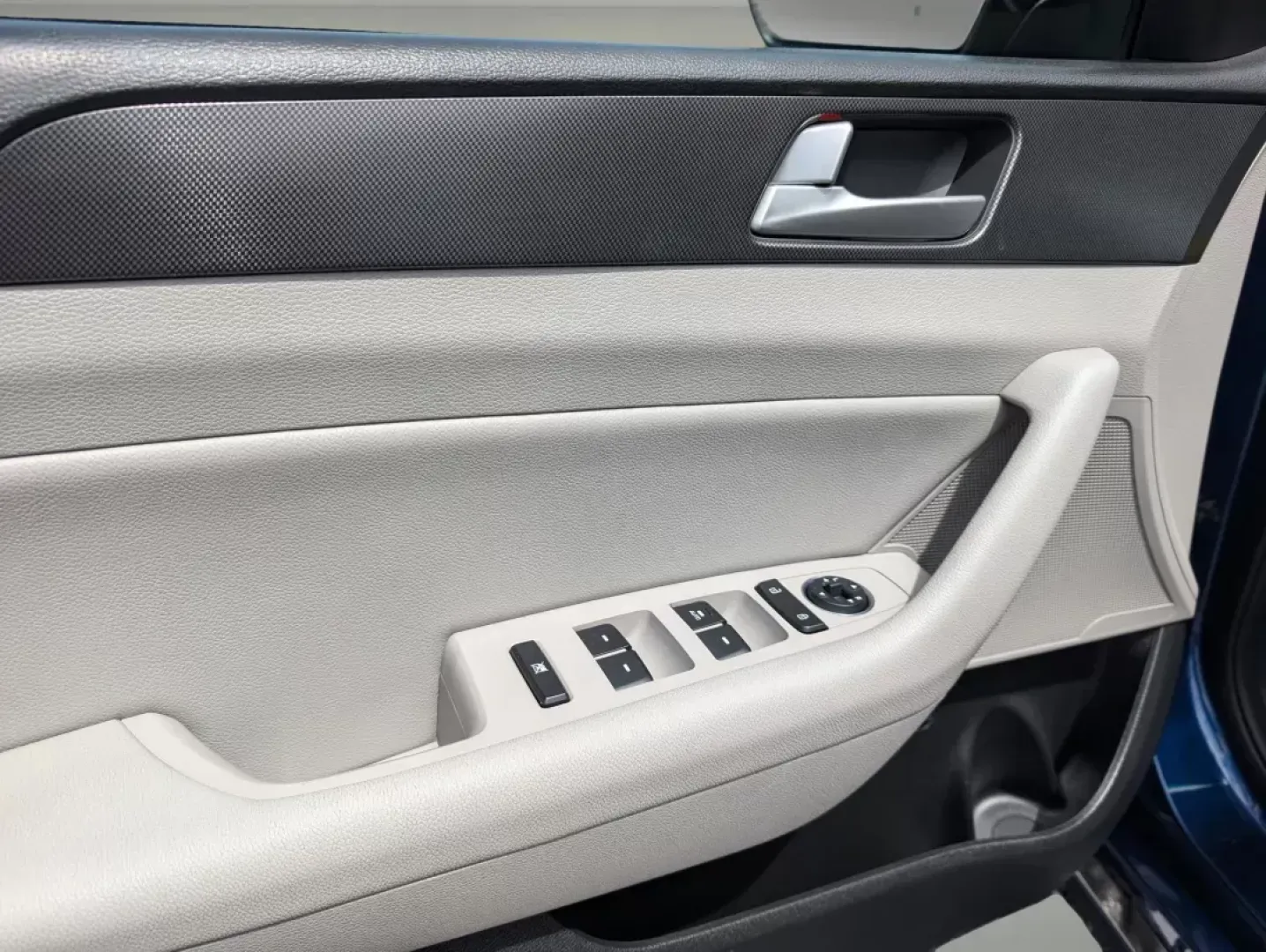 2017 /Gray Hyundai Sonata Sport (5NPE34AF3HH) with an Regular Unleaded I-4 2.4 L/144 engine, 6-Speed Automatic w/OD transmission, located at 804 22nd Ave, Phenix City, AL, 36870, (334) 297-1860, 32.484749, -85.024475 - 2017 Hyundai Sonata Sport - Photo#8