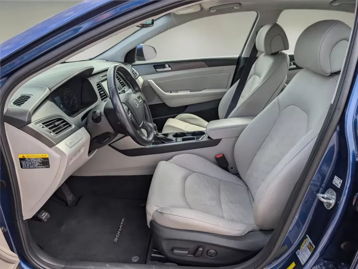 2017 /Gray Hyundai Sonata Sport (5NPE34AF3HH) with an Regular Unleaded I-4 2.4 L/144 engine, 6-Speed Automatic w/OD transmission, located at 804 22nd Ave, Phenix City, AL, 36870, (334) 297-1860, 32.484749, -85.024475 - 2017 Hyundai Sonata Sport - Photo#9