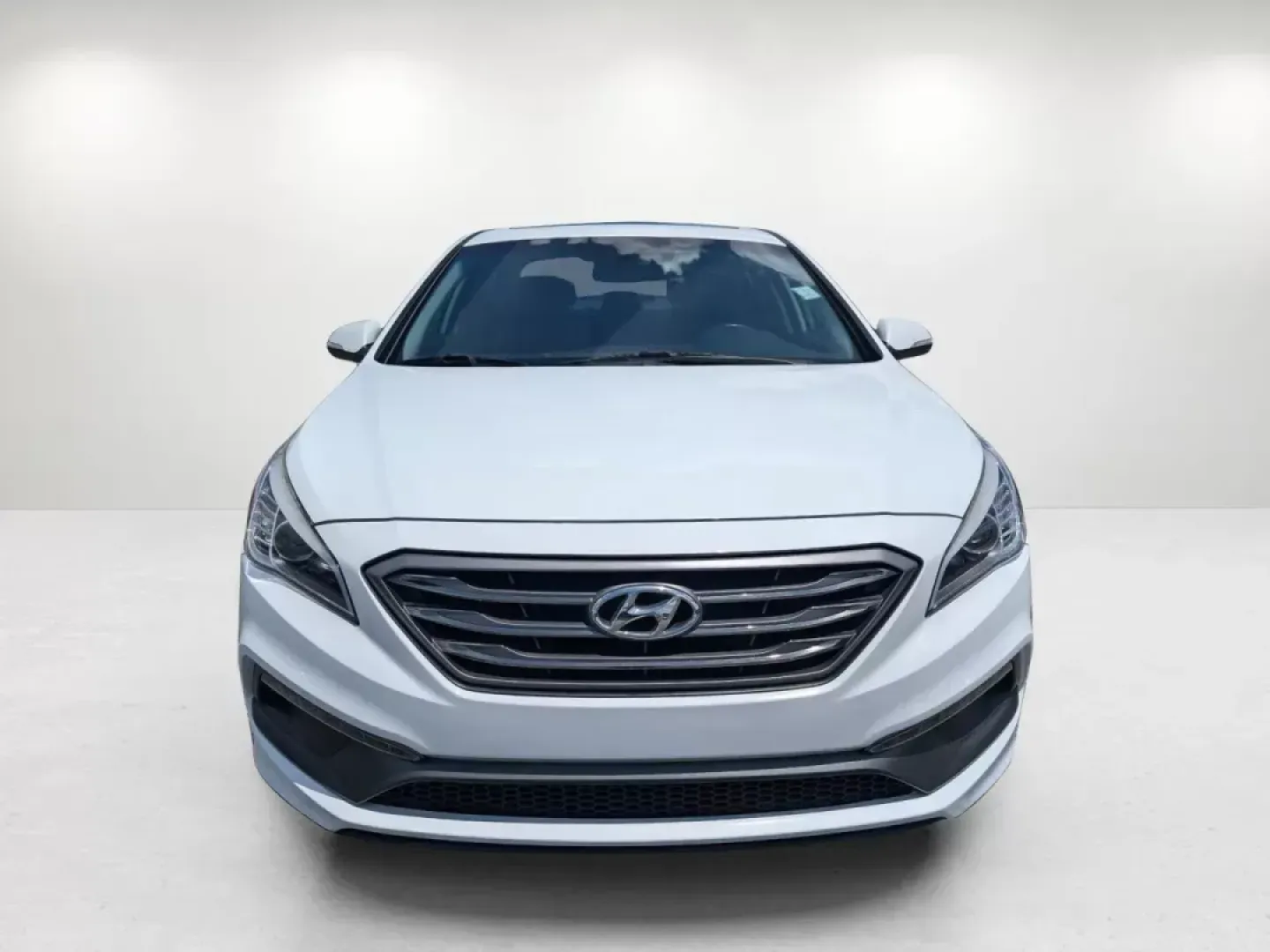 2017 /Gray Hyundai Sonata Limited (5NPE34AF0HH) with an Regular Unleaded I-4 2.4 L/144 engine, 6-Speed Automatic w/OD transmission, located at 804 22nd Ave, Phenix City, AL, 36870, (334) 297-1860, 32.484749, -85.024475 - Unlock the door to your next adventure with the 2017 Hyundai Sonata Limited, a versatile sedan designed for both daily commutes and weekend getaways. This vehicle perfectly balances comfort and style, making it a fantastic choice for growing families, budget-conscious buyers, or anyone seeking relia - Photo#2