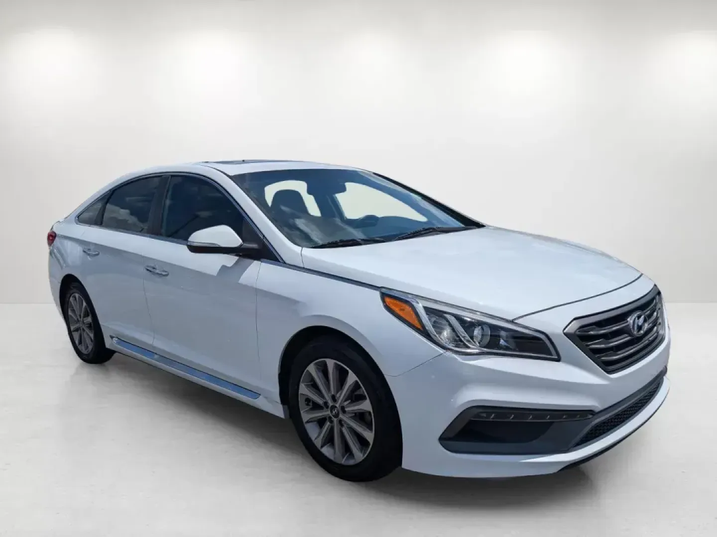 2017 /Gray Hyundai Sonata Limited (5NPE34AF0HH) with an Regular Unleaded I-4 2.4 L/144 engine, 6-Speed Automatic w/OD transmission, located at 804 22nd Ave, Phenix City, AL, 36870, (334) 297-1860, 32.484749, -85.024475 - Unlock the door to your next adventure with the 2017 Hyundai Sonata Limited, a versatile sedan designed for both daily commutes and weekend getaways. This vehicle perfectly balances comfort and style, making it a fantastic choice for growing families, budget-conscious buyers, or anyone seeking relia - Photo#3