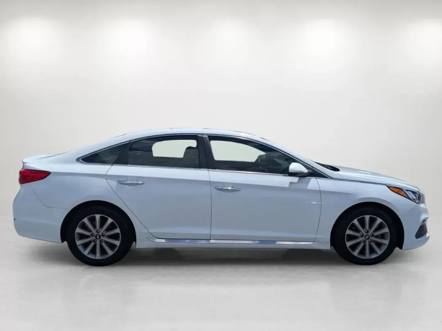 2017 /Gray Hyundai Sonata Limited (5NPE34AF0HH) with an Regular Unleaded I-4 2.4 L/144 engine, 6-Speed Automatic w/OD transmission, located at 804 22nd Ave, Phenix City, AL, 36870, (334) 297-1860, 32.484749, -85.024475 - Unlock the door to your next adventure with the 2017 Hyundai Sonata Limited, a versatile sedan designed for both daily commutes and weekend getaways. This vehicle perfectly balances comfort and style, making it a fantastic choice for growing families, budget-conscious buyers, or anyone seeking relia - Photo#4
