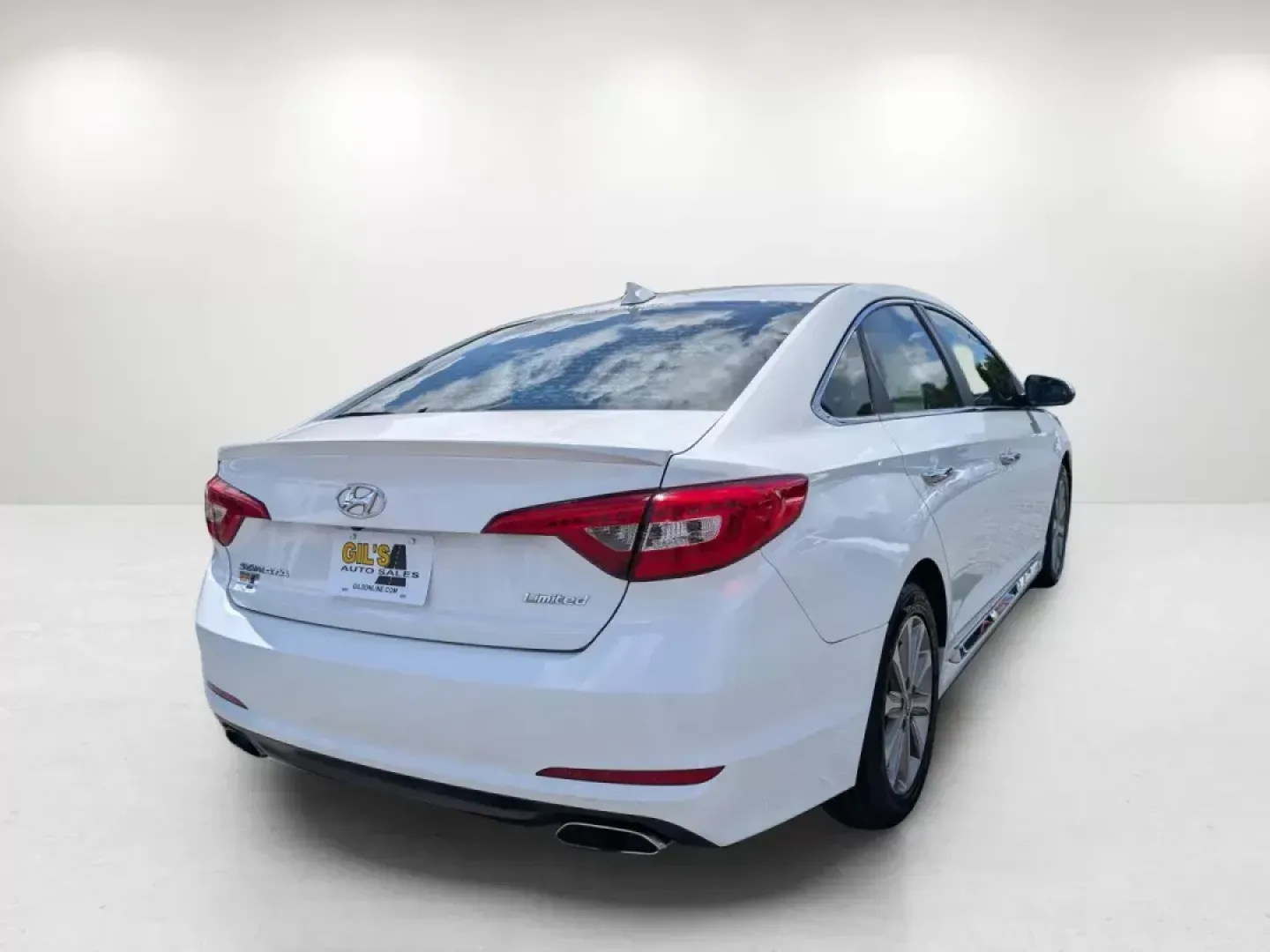 2017 /Gray Hyundai Sonata Limited (5NPE34AF0HH) with an Regular Unleaded I-4 2.4 L/144 engine, 6-Speed Automatic w/OD transmission, located at 804 22nd Ave, Phenix City, AL, 36870, (334) 297-1860, 32.484749, -85.024475 - Unlock the door to your next adventure with the 2017 Hyundai Sonata Limited, a versatile sedan designed for both daily commutes and weekend getaways. This vehicle perfectly balances comfort and style, making it a fantastic choice for growing families, budget-conscious buyers, or anyone seeking relia - Photo#5