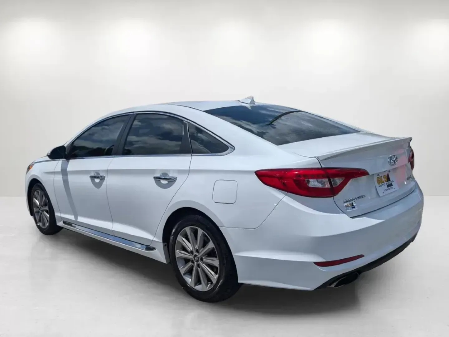 2017 /Gray Hyundai Sonata Limited (5NPE34AF0HH) with an Regular Unleaded I-4 2.4 L/144 engine, 6-Speed Automatic w/OD transmission, located at 804 22nd Ave, Phenix City, AL, 36870, (334) 297-1860, 32.484749, -85.024475 - Unlock the door to your next adventure with the 2017 Hyundai Sonata Limited, a versatile sedan designed for both daily commutes and weekend getaways. This vehicle perfectly balances comfort and style, making it a fantastic choice for growing families, budget-conscious buyers, or anyone seeking relia - Photo#7