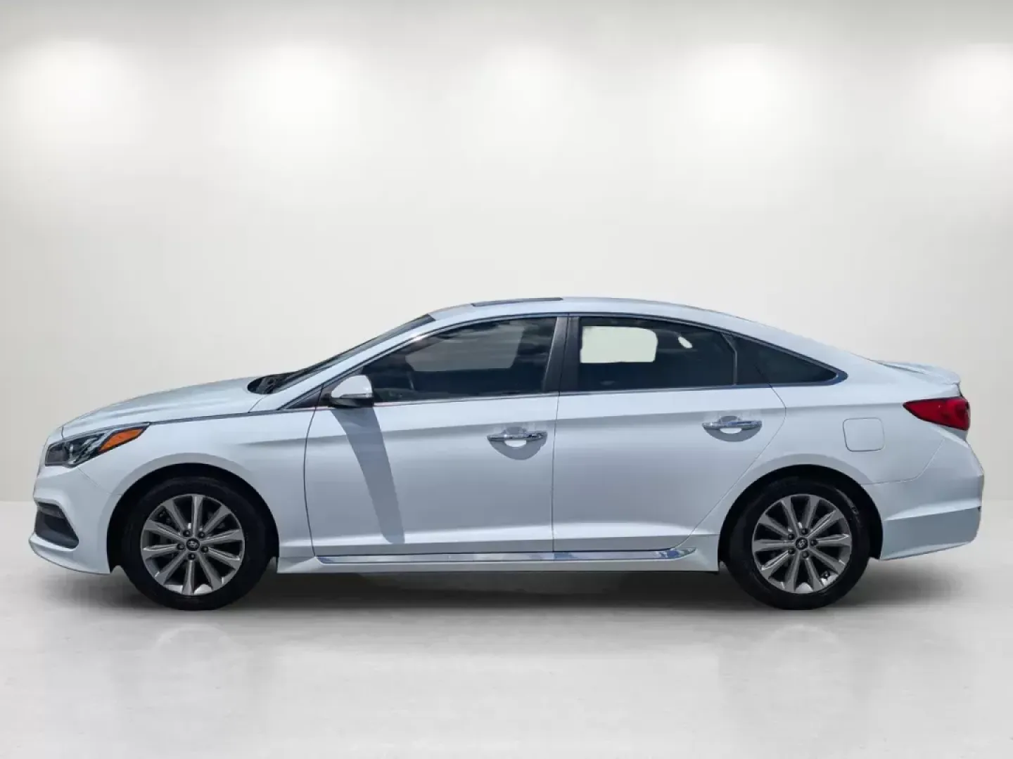 2017 /Gray Hyundai Sonata Limited (5NPE34AF0HH) with an Regular Unleaded I-4 2.4 L/144 engine, 6-Speed Automatic w/OD transmission, located at 804 22nd Ave, Phenix City, AL, 36870, (334) 297-1860, 32.484749, -85.024475 - Unlock the door to your next adventure with the 2017 Hyundai Sonata Limited, a versatile sedan designed for both daily commutes and weekend getaways. This vehicle perfectly balances comfort and style, making it a fantastic choice for growing families, budget-conscious buyers, or anyone seeking relia - Photo#8