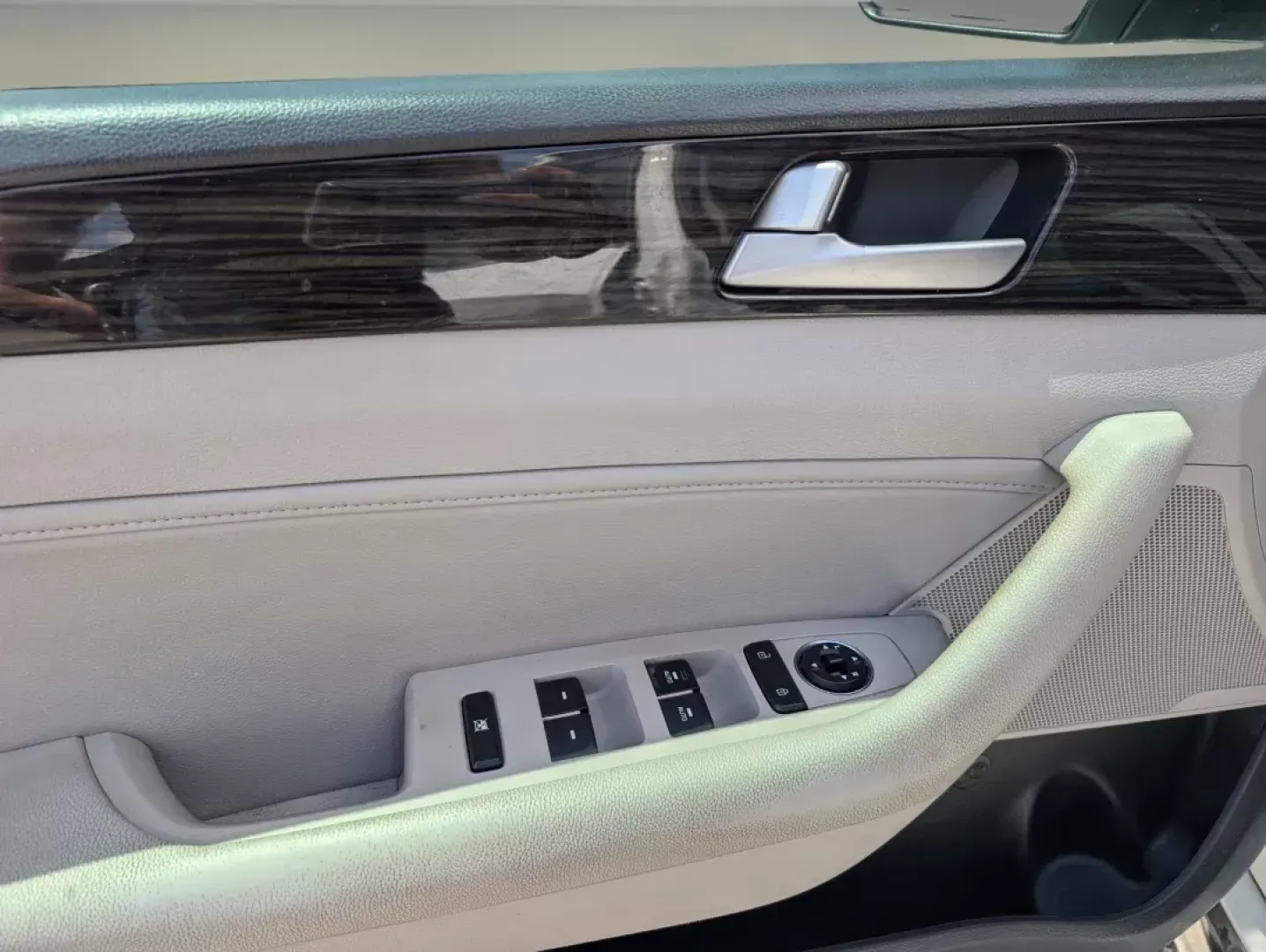 2017 /Gray Hyundai Sonata Limited (5NPE34AF0HH) with an Regular Unleaded I-4 2.4 L/144 engine, 6-Speed Automatic w/OD transmission, located at 804 22nd Ave, Phenix City, AL, 36870, (334) 297-1860, 32.484749, -85.024475 - Unlock the door to your next adventure with the 2017 Hyundai Sonata Limited, a versatile sedan designed for both daily commutes and weekend getaways. This vehicle perfectly balances comfort and style, making it a fantastic choice for growing families, budget-conscious buyers, or anyone seeking relia - Photo#9