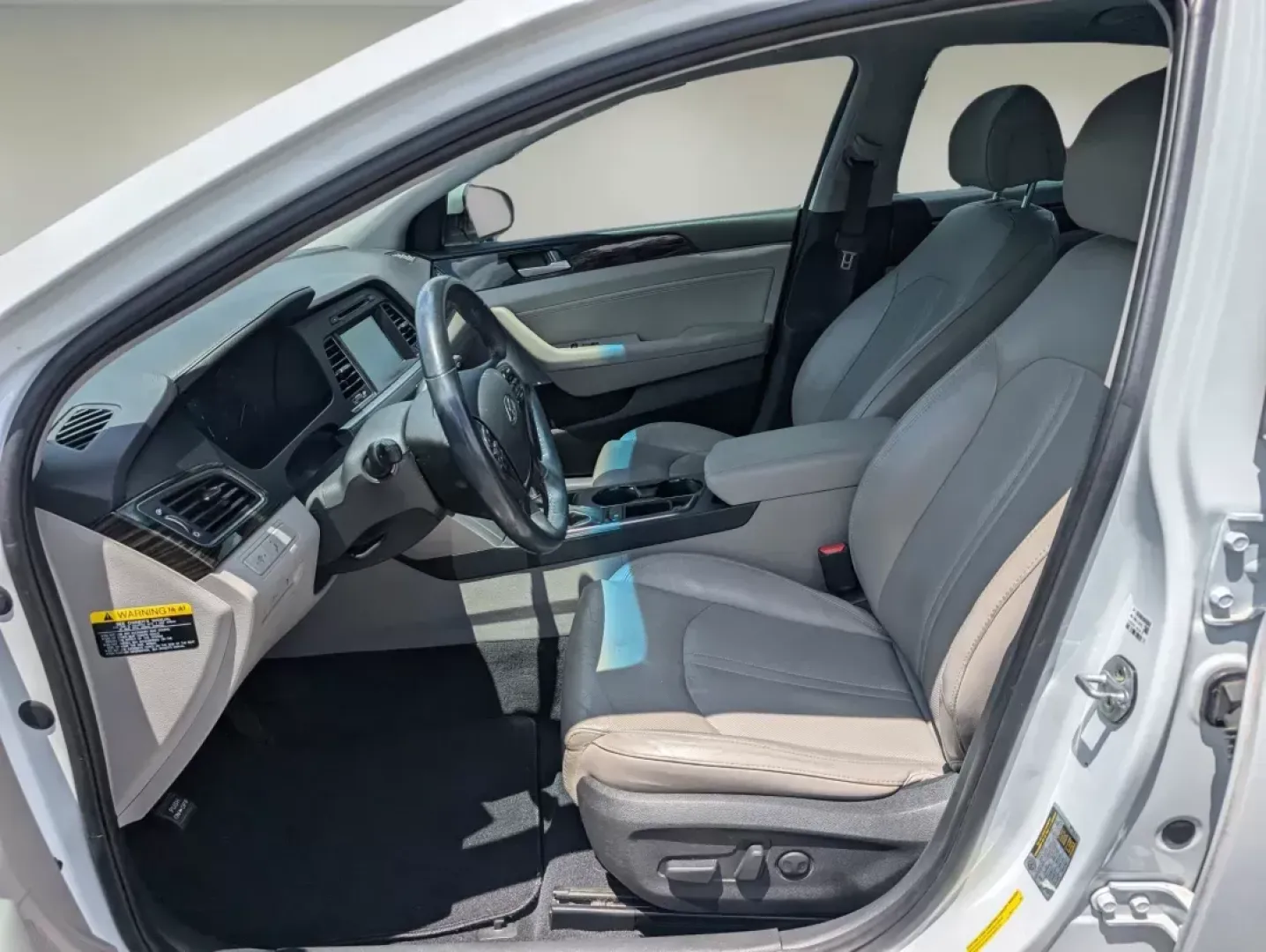 2017 /Gray Hyundai Sonata Limited (5NPE34AF0HH) with an Regular Unleaded I-4 2.4 L/144 engine, 6-Speed Automatic w/OD transmission, located at 804 22nd Ave, Phenix City, AL, 36870, (334) 297-1860, 32.484749, -85.024475 - Unlock the door to your next adventure with the 2017 Hyundai Sonata Limited, a versatile sedan designed for both daily commutes and weekend getaways. This vehicle perfectly balances comfort and style, making it a fantastic choice for growing families, budget-conscious buyers, or anyone seeking relia - Photo#10
