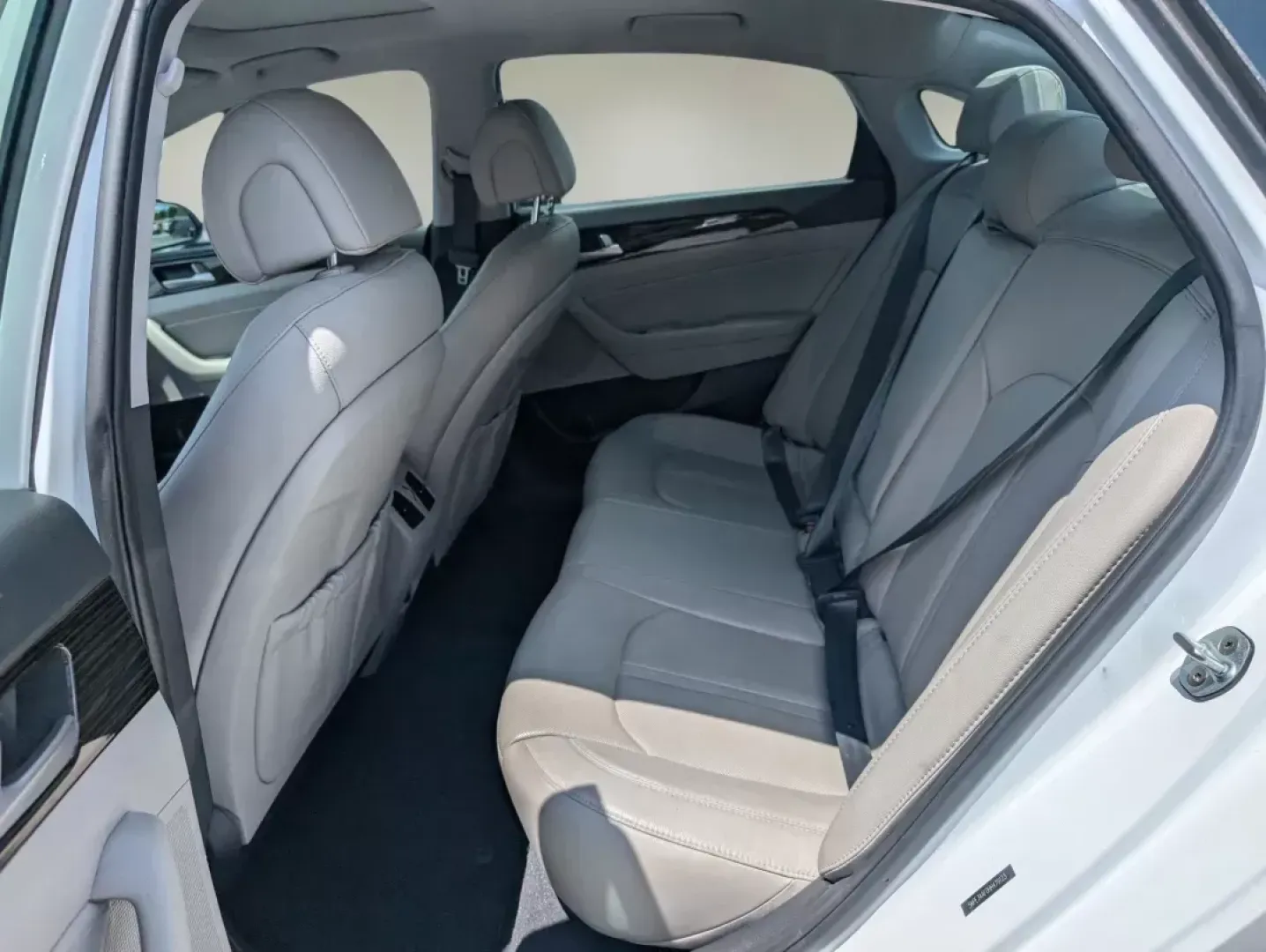 2017 /Gray Hyundai Sonata Limited (5NPE34AF0HH) with an Regular Unleaded I-4 2.4 L/144 engine, 6-Speed Automatic w/OD transmission, located at 804 22nd Ave, Phenix City, AL, 36870, (334) 297-1860, 32.484749, -85.024475 - Unlock the door to your next adventure with the 2017 Hyundai Sonata Limited, a versatile sedan designed for both daily commutes and weekend getaways. This vehicle perfectly balances comfort and style, making it a fantastic choice for growing families, budget-conscious buyers, or anyone seeking relia - Photo#11