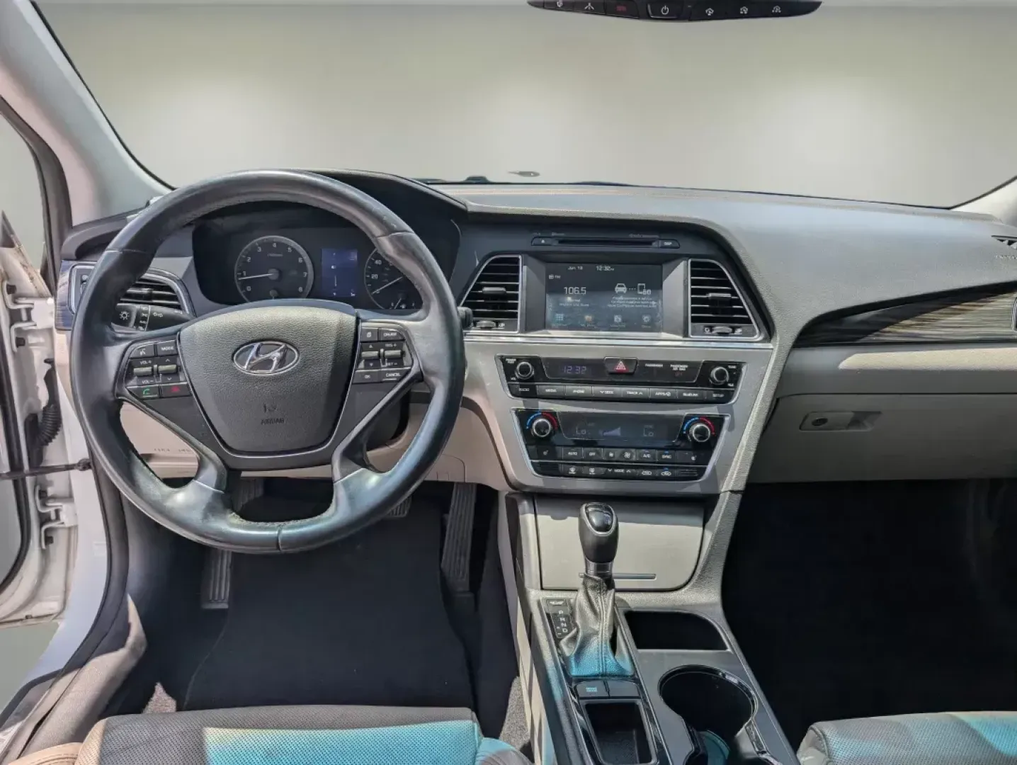 2017 /Gray Hyundai Sonata Limited (5NPE34AF0HH) with an Regular Unleaded I-4 2.4 L/144 engine, 6-Speed Automatic w/OD transmission, located at 804 22nd Ave, Phenix City, AL, 36870, (334) 297-1860, 32.484749, -85.024475 - Unlock the door to your next adventure with the 2017 Hyundai Sonata Limited, a versatile sedan designed for both daily commutes and weekend getaways. This vehicle perfectly balances comfort and style, making it a fantastic choice for growing families, budget-conscious buyers, or anyone seeking relia - Photo#12