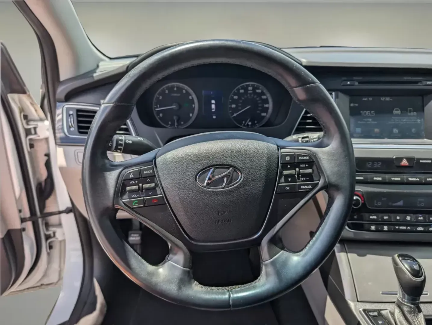 2017 /Gray Hyundai Sonata Limited (5NPE34AF0HH) with an Regular Unleaded I-4 2.4 L/144 engine, 6-Speed Automatic w/OD transmission, located at 804 22nd Ave, Phenix City, AL, 36870, (334) 297-1860, 32.484749, -85.024475 - Unlock the door to your next adventure with the 2017 Hyundai Sonata Limited, a versatile sedan designed for both daily commutes and weekend getaways. This vehicle perfectly balances comfort and style, making it a fantastic choice for growing families, budget-conscious buyers, or anyone seeking relia - Photo#16