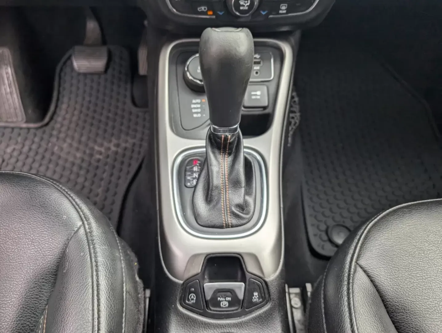 2017 /Black Jeep Compass Latitude (3C4NJDBBXHT) with an Other engine, located at 1430 Gateway Drive, Opelika, AL, 36801, (334) 239-0944, 32.637871, -85.409790 - Discover the perfect blend of style, versatility, and capability with this stunning 2017 Jeep Compass Latitude, available now at Gils Auto in Opelika, AL. This SUV is not just a vehicle; it's a lifestyle choice that's ideal for weekend adventures, family outings, or daily commutes. Whether you're na - Photo#14