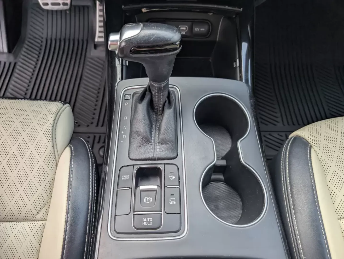 2017 /Satin Black Kia Sorento SXL V6 (5XYPK4A59HG) with an Other engine, located at 3959 U.S. 80 W, Phenix City, AL, 36870, (334) 297-4885, 32.469296, -85.135185 - Are you ready to elevate your family adventures or daily commutes with a vehicle that strikes the perfect balance between comfort, style, and reliability? Look no further than this stunning 2017 Kia Sorento SXL V6, now available at Gils Auto in Phenix City, AL. Whether you're navigating the bustling - Photo#12