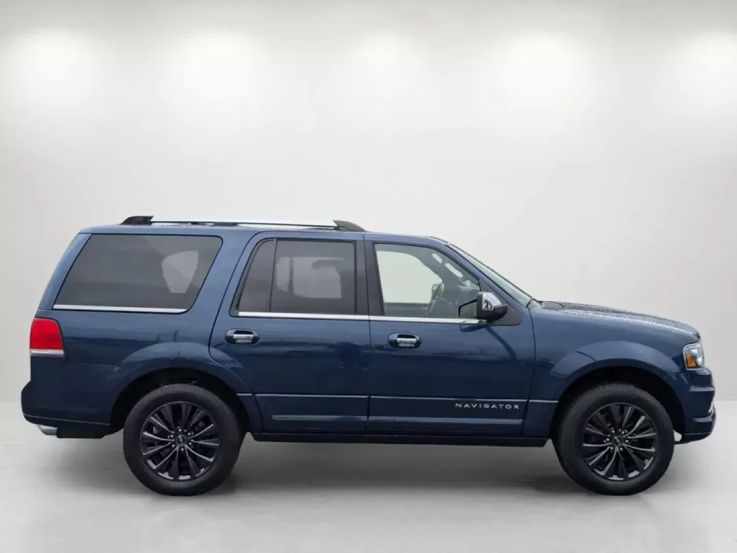 2017 Lincoln Navigator Select (5LMJJ2HT7HE) with an Twin Turbo Premium Unleaded V-6 3.5 L/213 engine, 6-Speed Automatic w/OD transmission, located at 1430 Gateway Drive, Opelika, AL, 36801, (334) 239-0944, 32.637871, -85.409790 - 2017 Lincoln Navigator Select - Photo#4