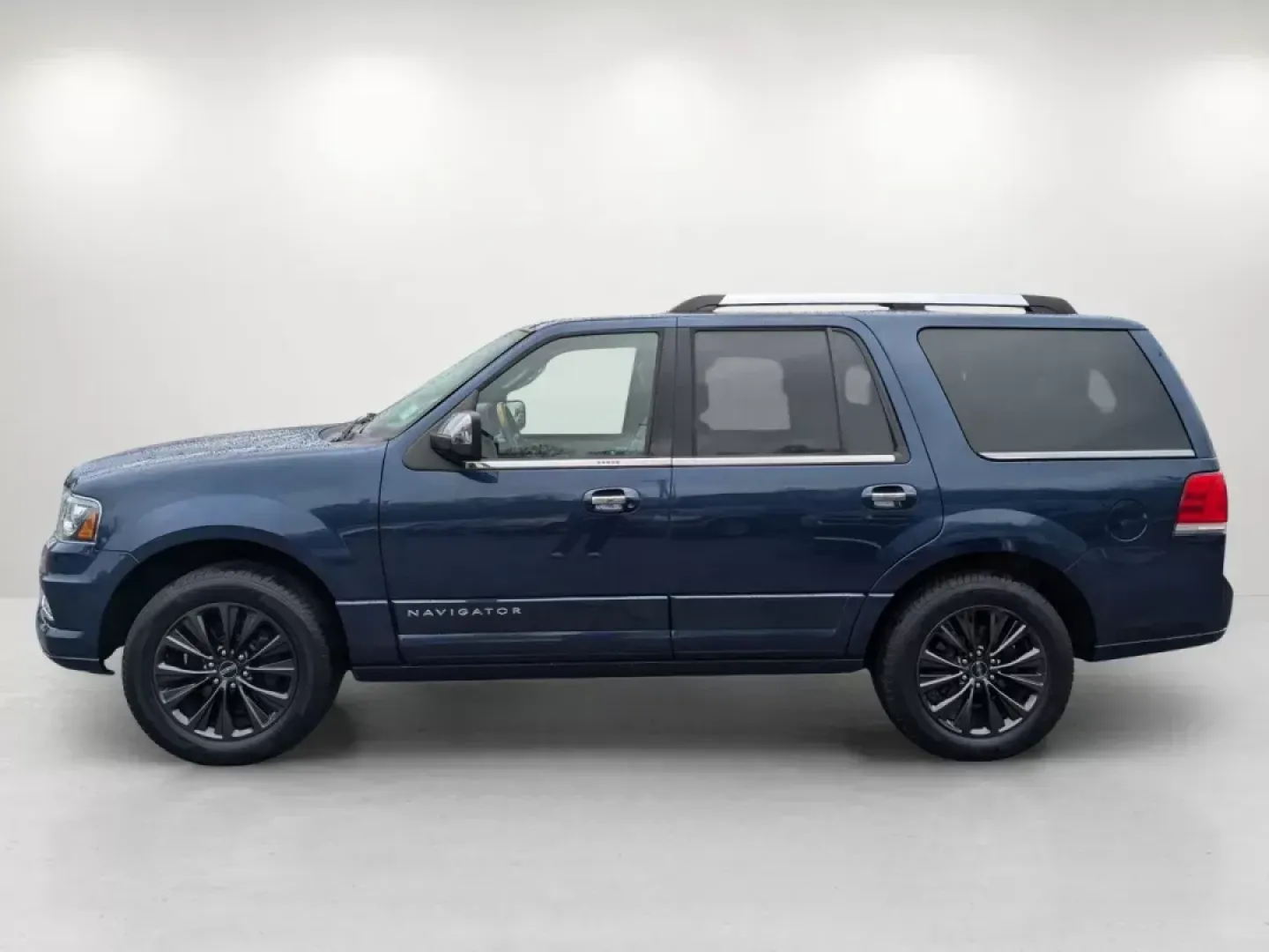 2017 Lincoln Navigator Select (5LMJJ2HT7HE) with an Twin Turbo Premium Unleaded V-6 3.5 L/213 engine, 6-Speed Automatic w/OD transmission, located at 1430 Gateway Drive, Opelika, AL, 36801, (334) 239-0944, 32.637871, -85.409790 - 2017 Lincoln Navigator Select - Photo#7
