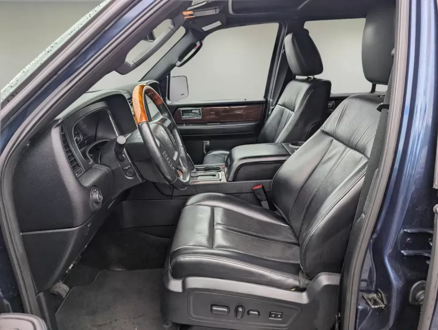 2017 Lincoln Navigator Select (5LMJJ2HT7HE) with an Twin Turbo Premium Unleaded V-6 3.5 L/213 engine, 6-Speed Automatic w/OD transmission, located at 1430 Gateway Drive, Opelika, AL, 36801, (334) 239-0944, 32.637871, -85.409790 - 2017 Lincoln Navigator Select - Photo#9