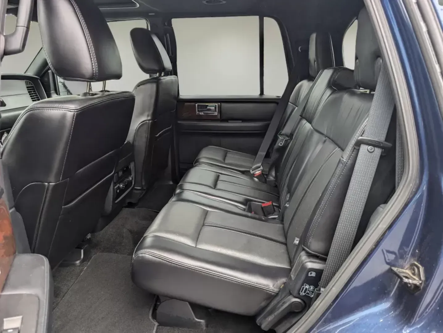 2017 Lincoln Navigator Select (5LMJJ2HT7HE) with an Twin Turbo Premium Unleaded V-6 3.5 L/213 engine, 6-Speed Automatic w/OD transmission, located at 1430 Gateway Drive, Opelika, AL, 36801, (334) 239-0944, 32.637871, -85.409790 - 2017 Lincoln Navigator Select - Photo#10